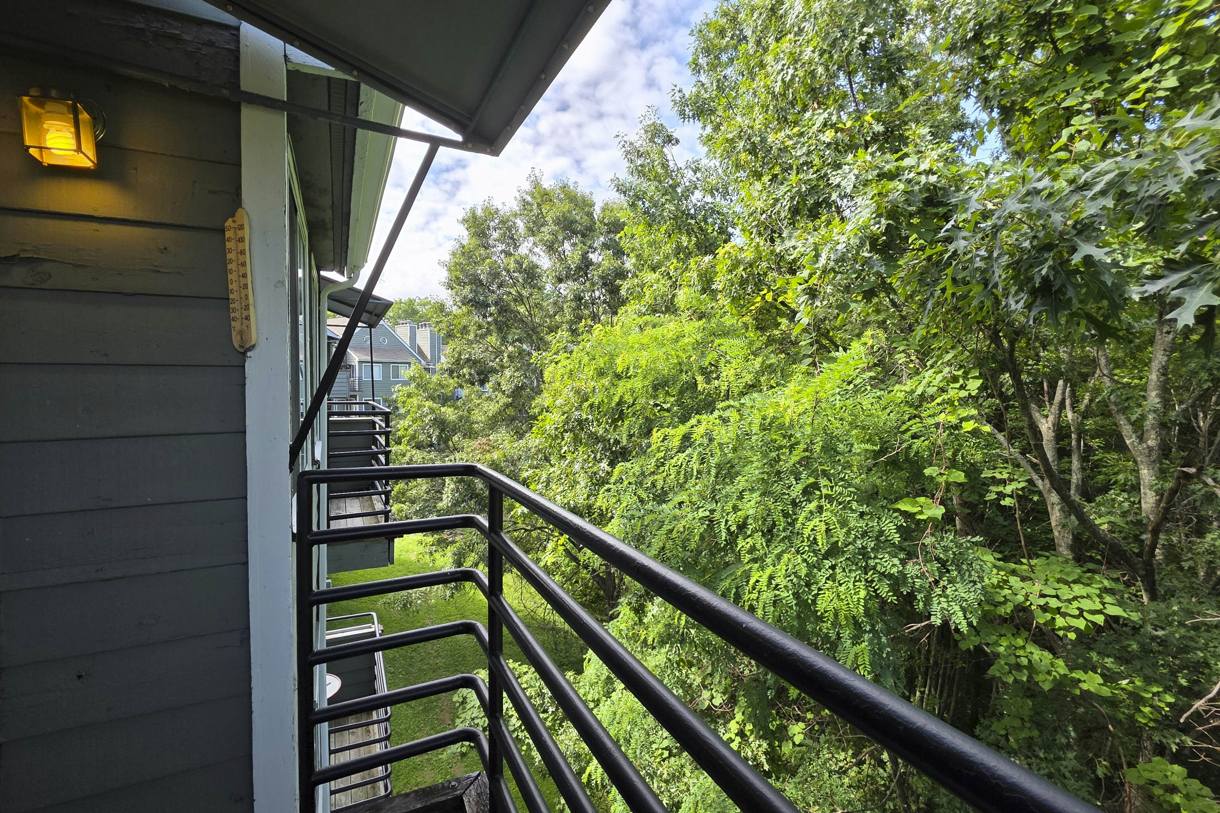 Cozy condo with pools, hot tub, fireplace, and lovely views
