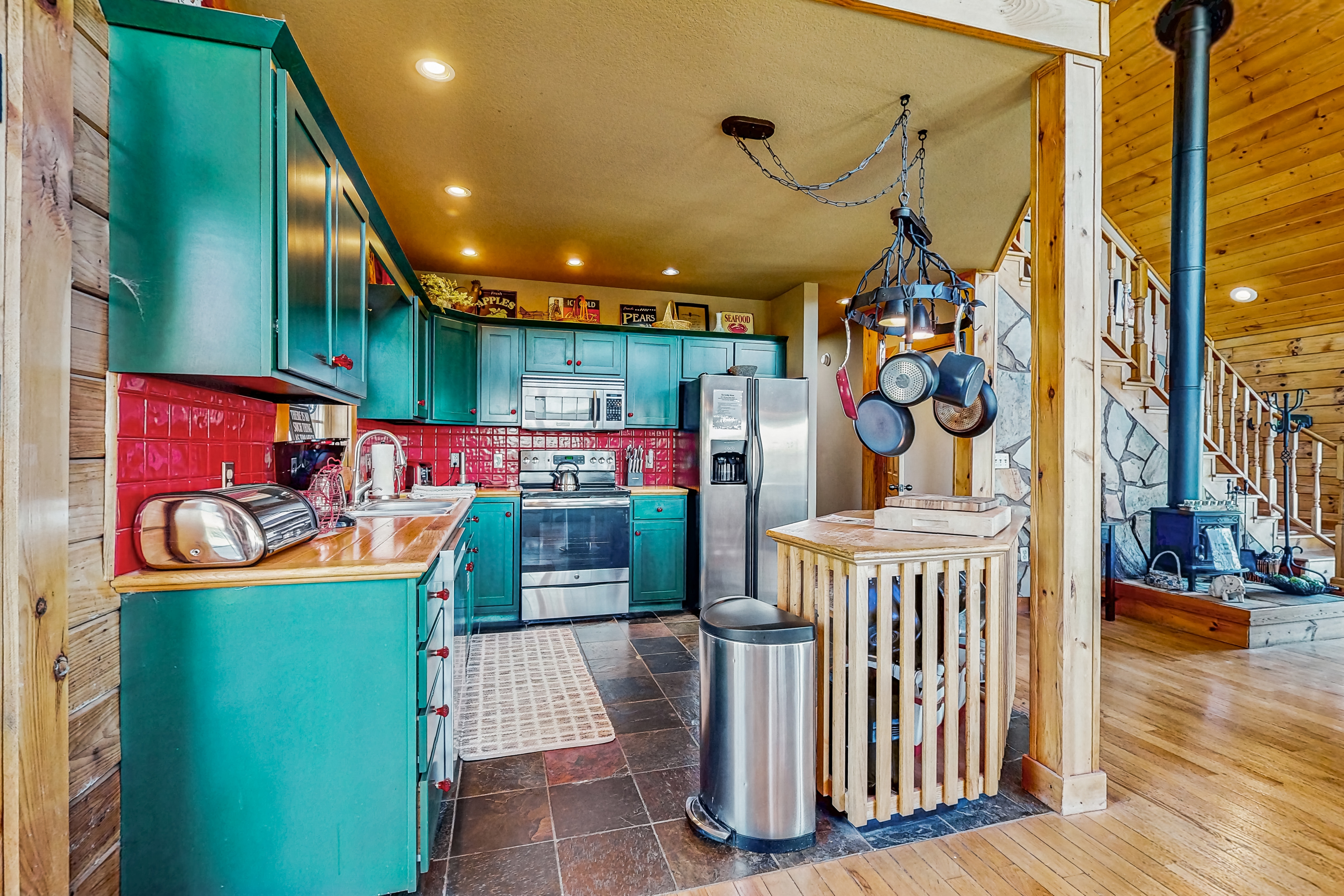 Cozy Home, Sleeps 21・Views・Hot Tub・Large Yard