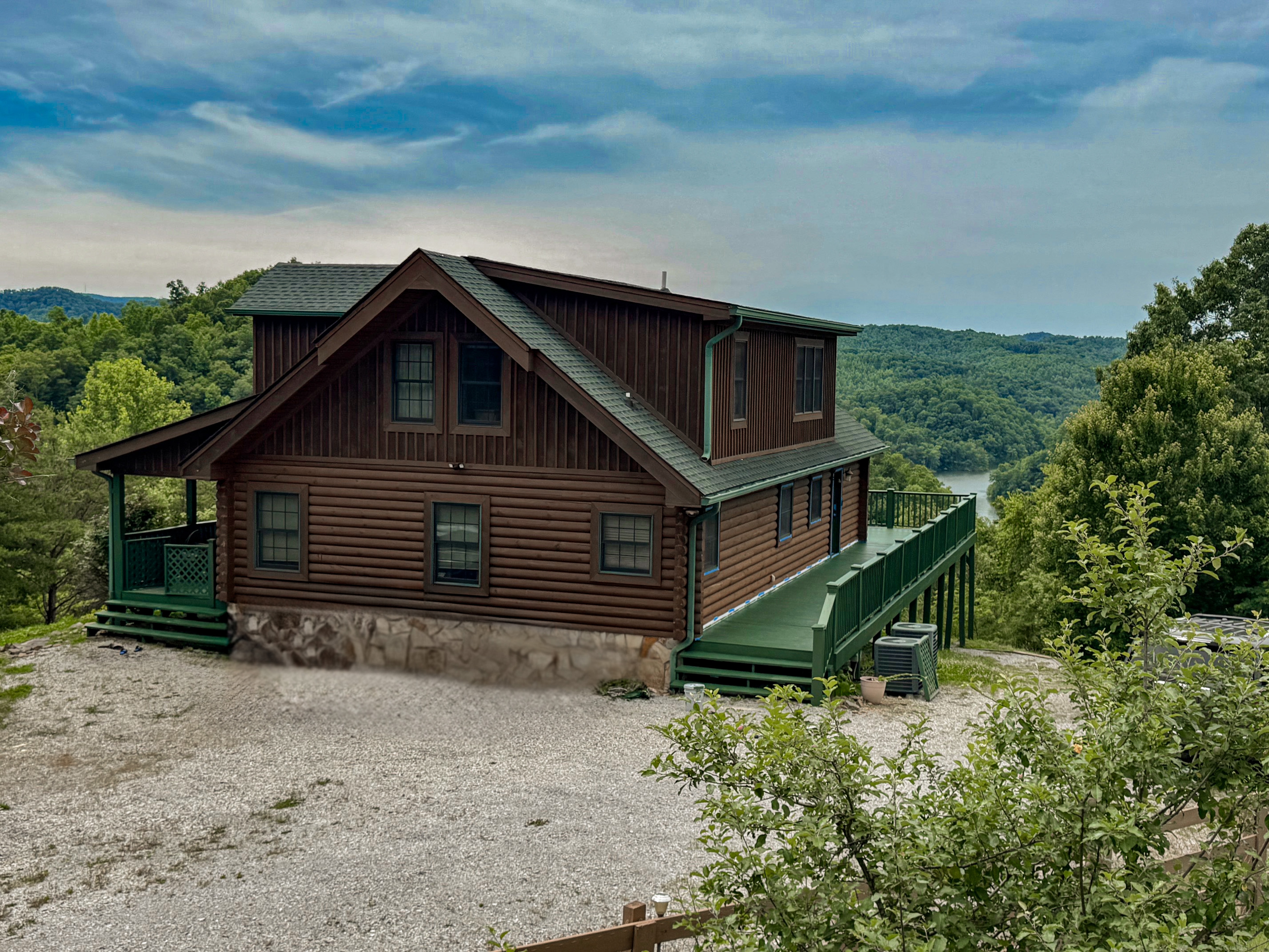 Cozy Home, Sleeps 21・Views・Hot Tub・Large Yard