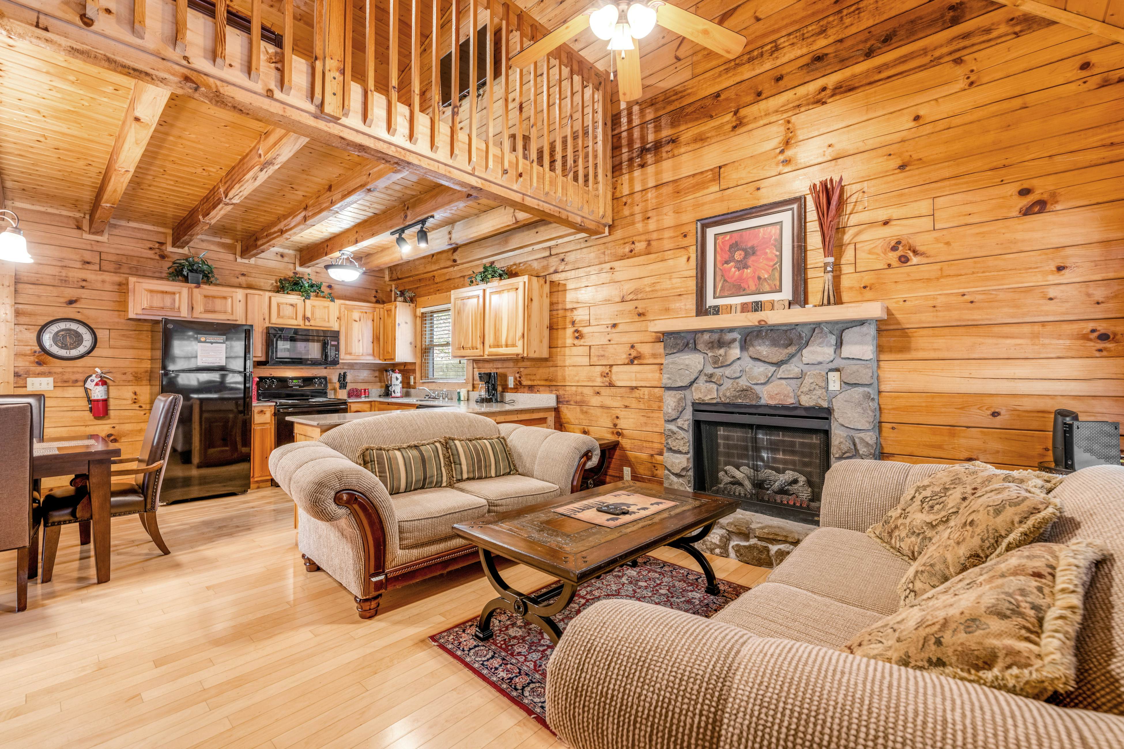 Split-Level Log Cabin with Game Room & Hot tub - Free Attraction Tickets