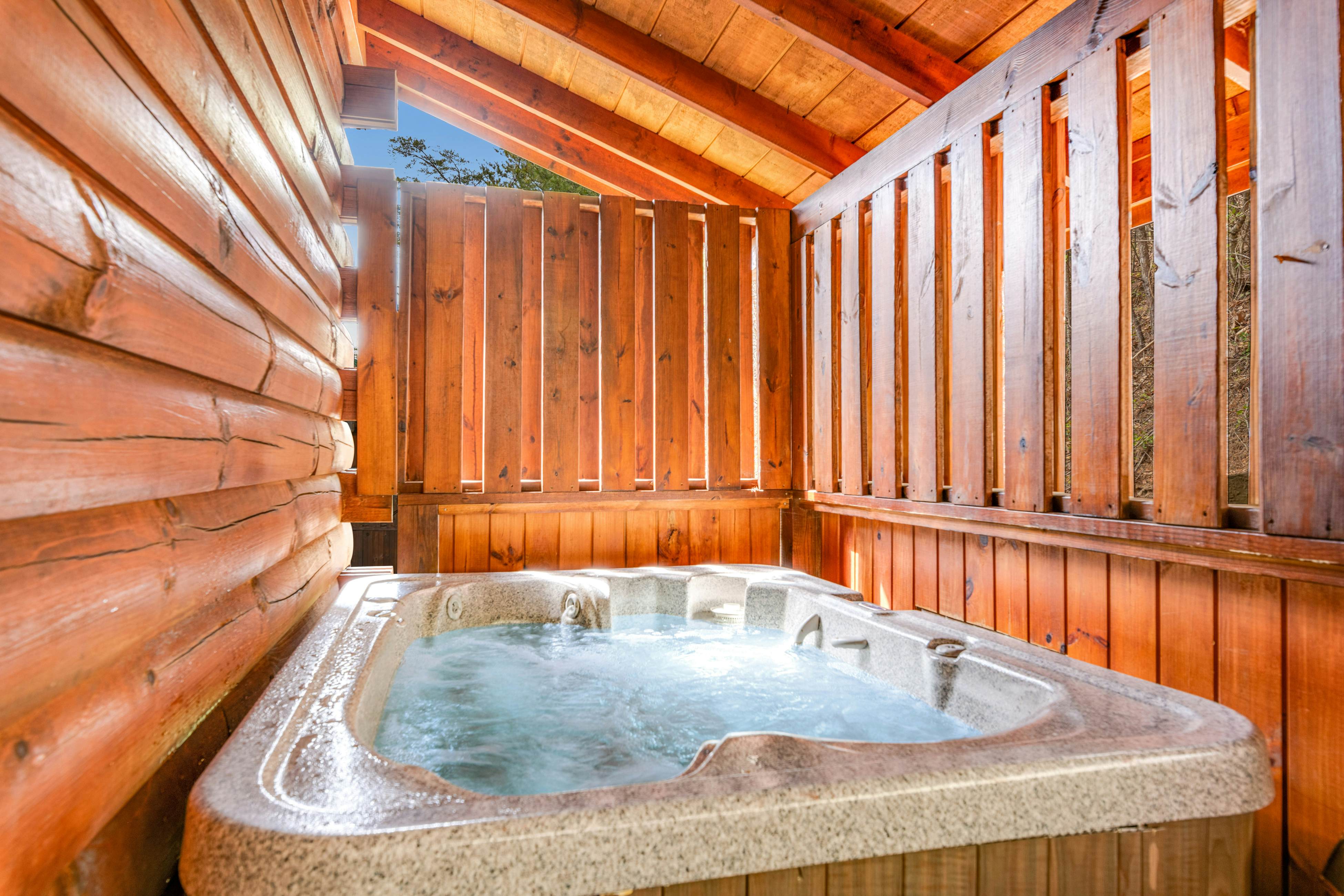 Split-Level Log Cabin with Game Room & Hot tub - Free Attraction Tickets