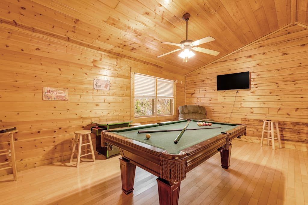 Charming Log Cabin, Sleeps 4, Game Room, Hot tub