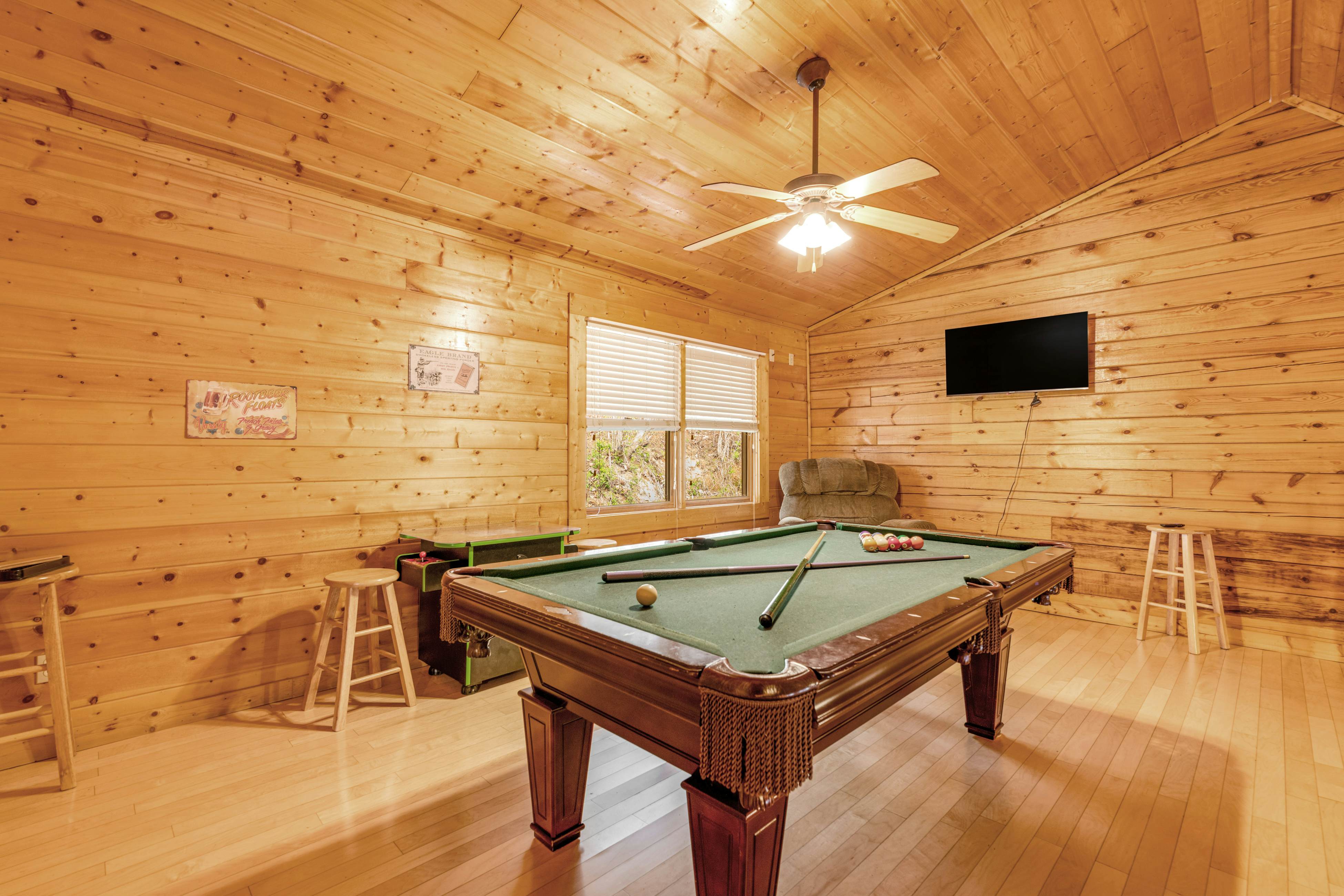 Split-Level Log Cabin with Game Room & Hot tub - Free Attraction Tickets