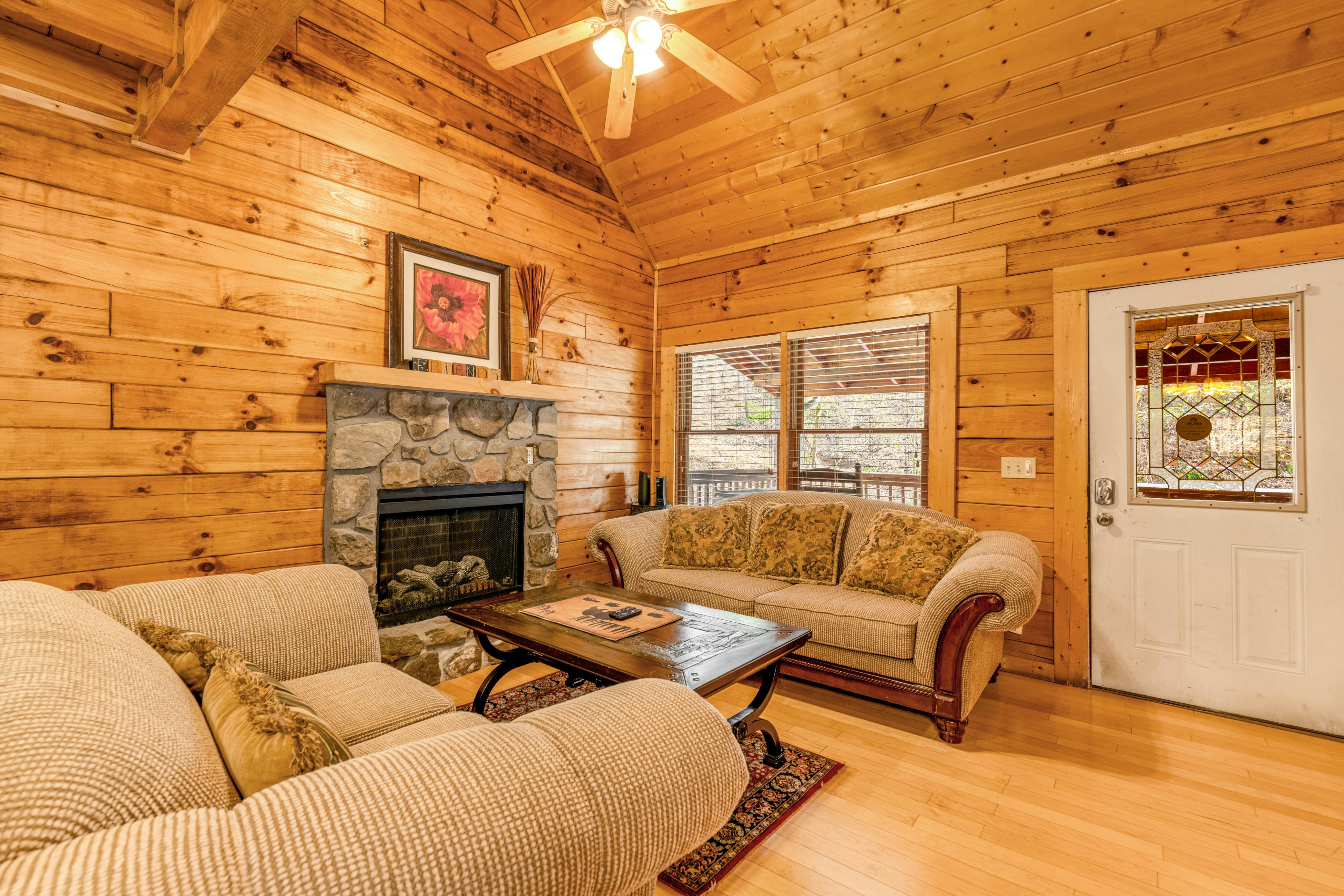 Split-Level Log Cabin with Game Room & Hot tub - Free Attraction Tickets