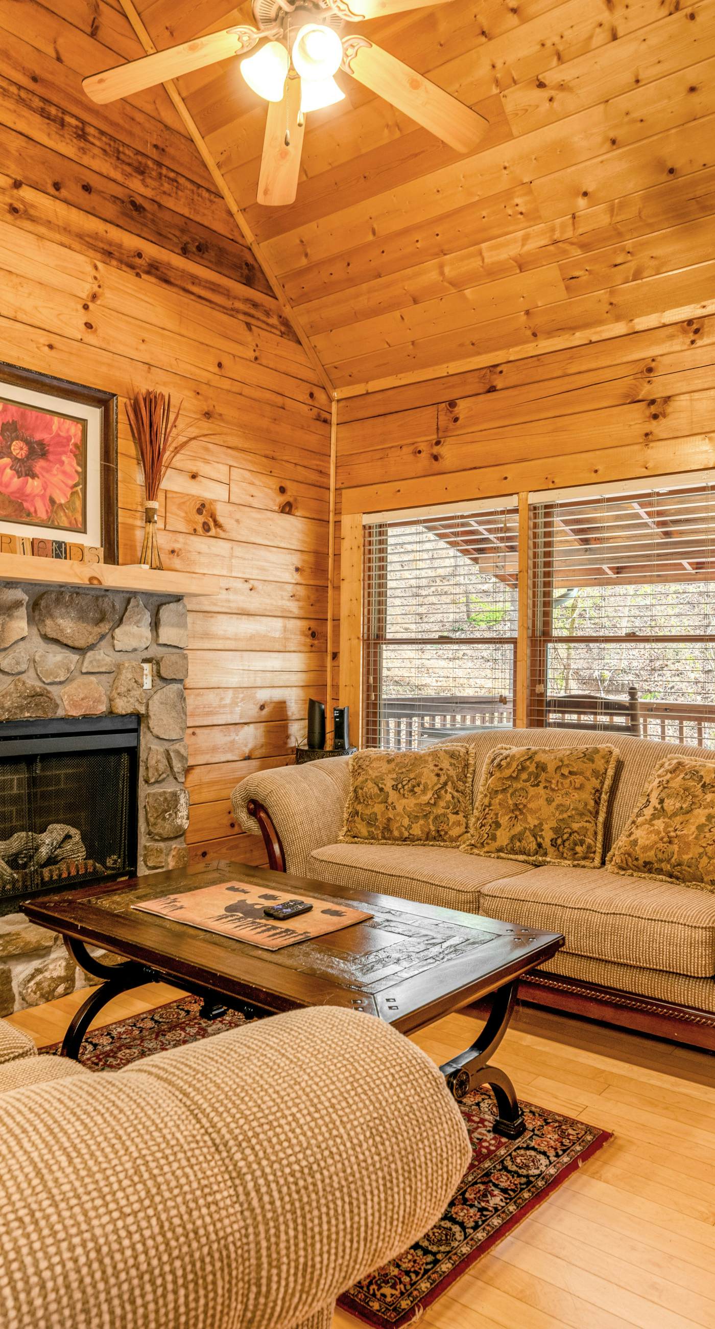 1 Mile to Pigeon Forge・Charming Log Cabin・Hot Tub