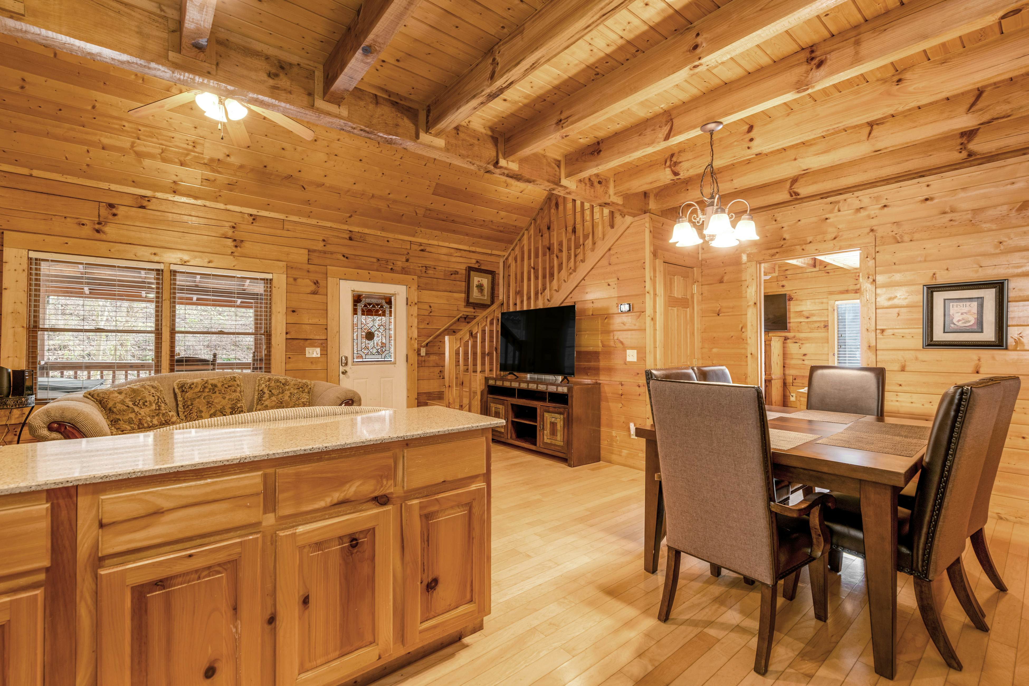 Split-Level Log Cabin with Game Room & Hot tub - Free Attraction Tickets