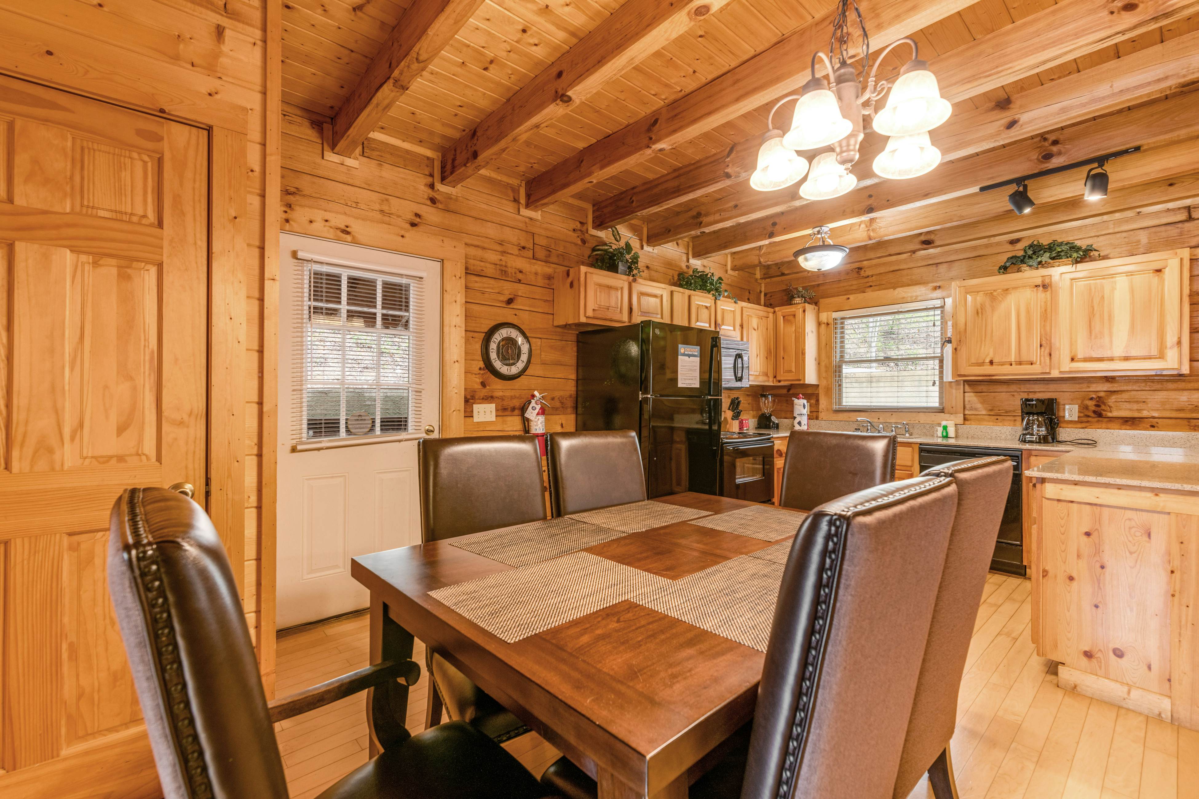Split-Level Log Cabin with Game Room & Hot tub - Free Attraction Tickets