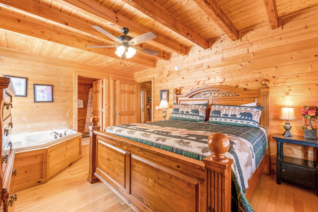 Charming Log Cabin, Sleeps 4, Game Room, Hot tub