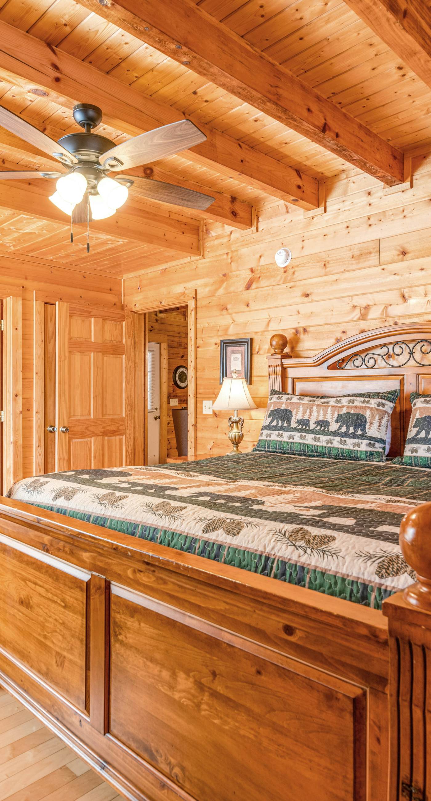 Charming Log Cabin, Sleeps 4, Game Room, Hot tub