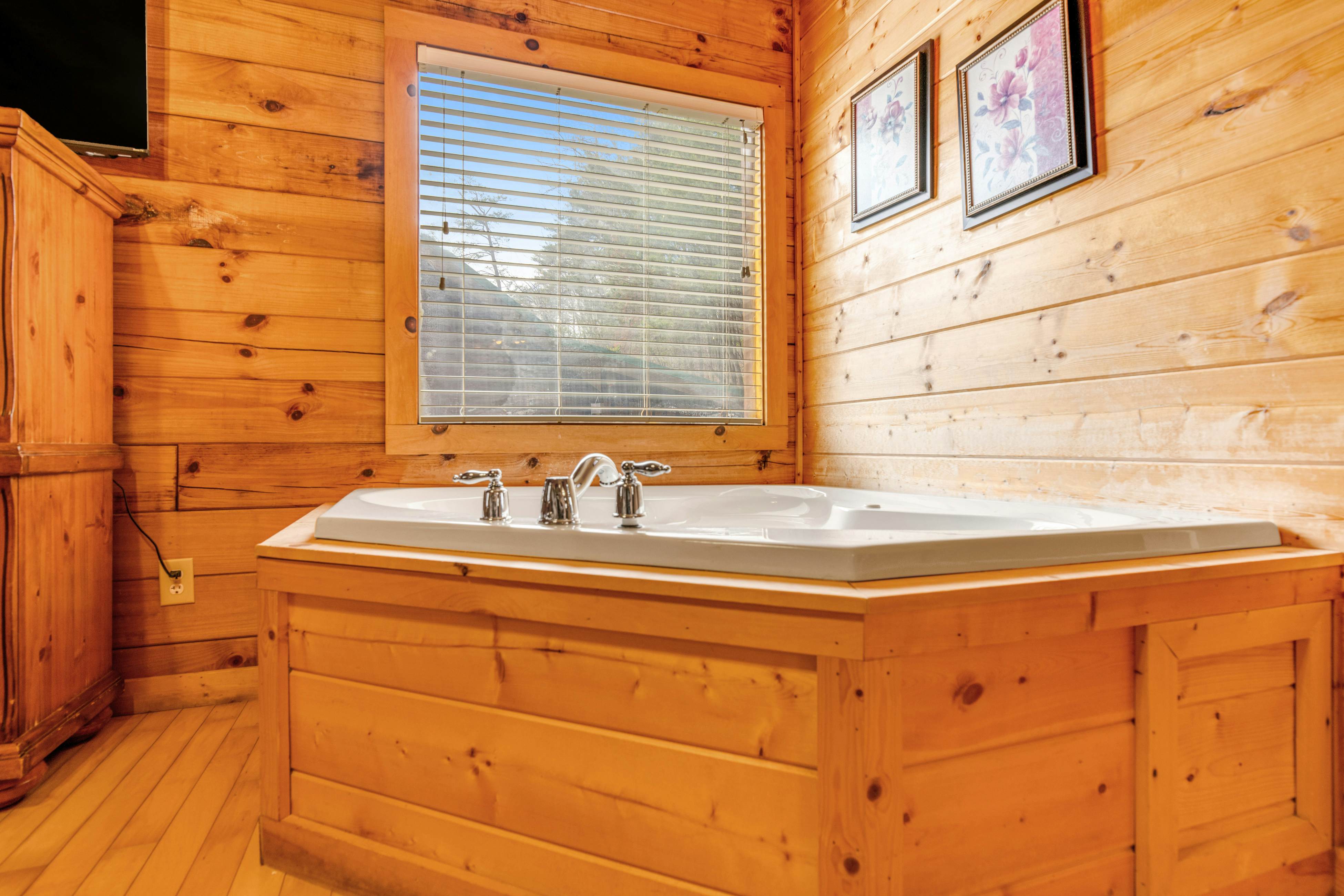 Split-Level Log Cabin with Game Room & Hot tub - Free Attraction Tickets