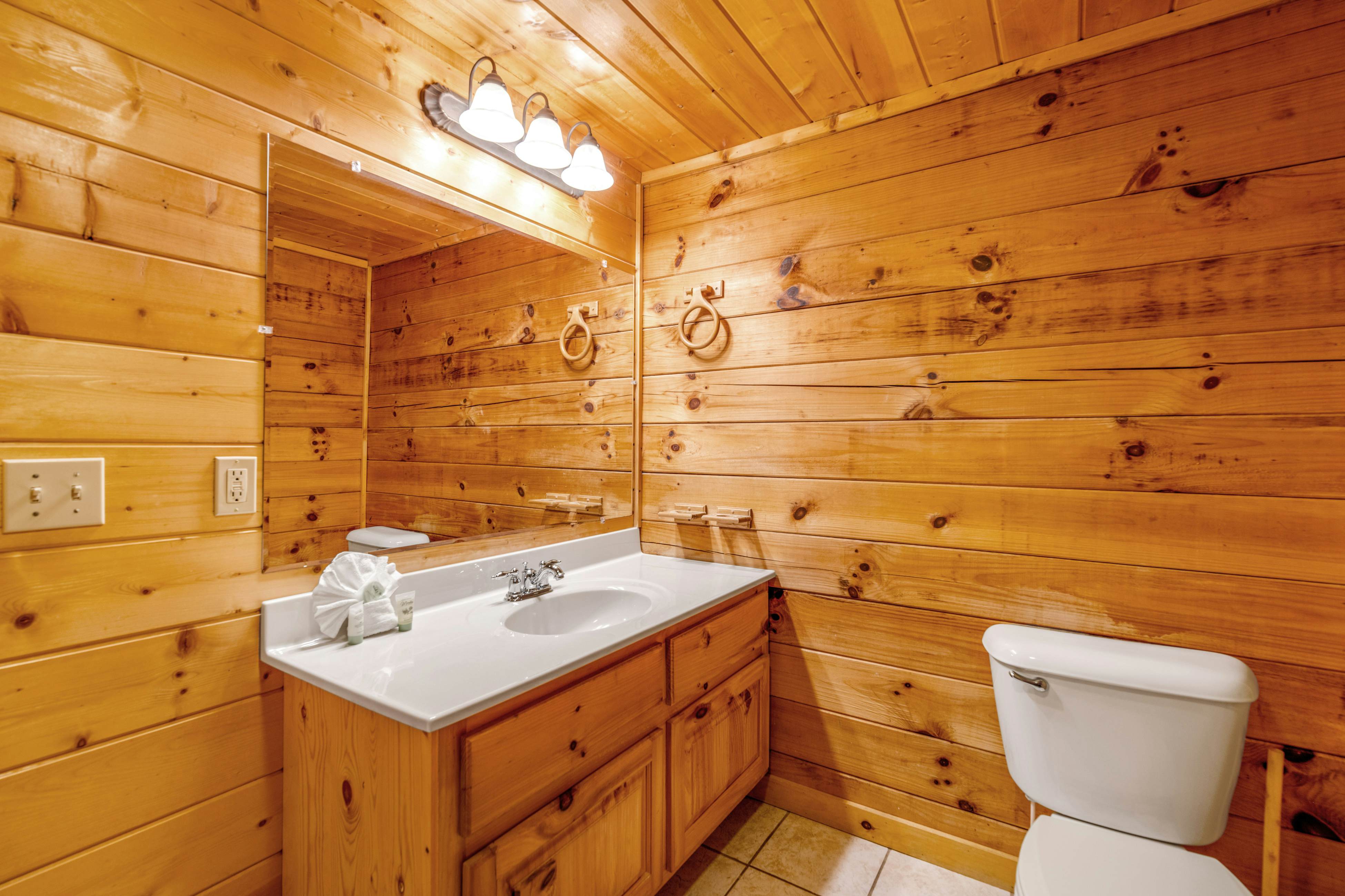 Split-Level Log Cabin with Game Room & Hot tub - Free Attraction Tickets