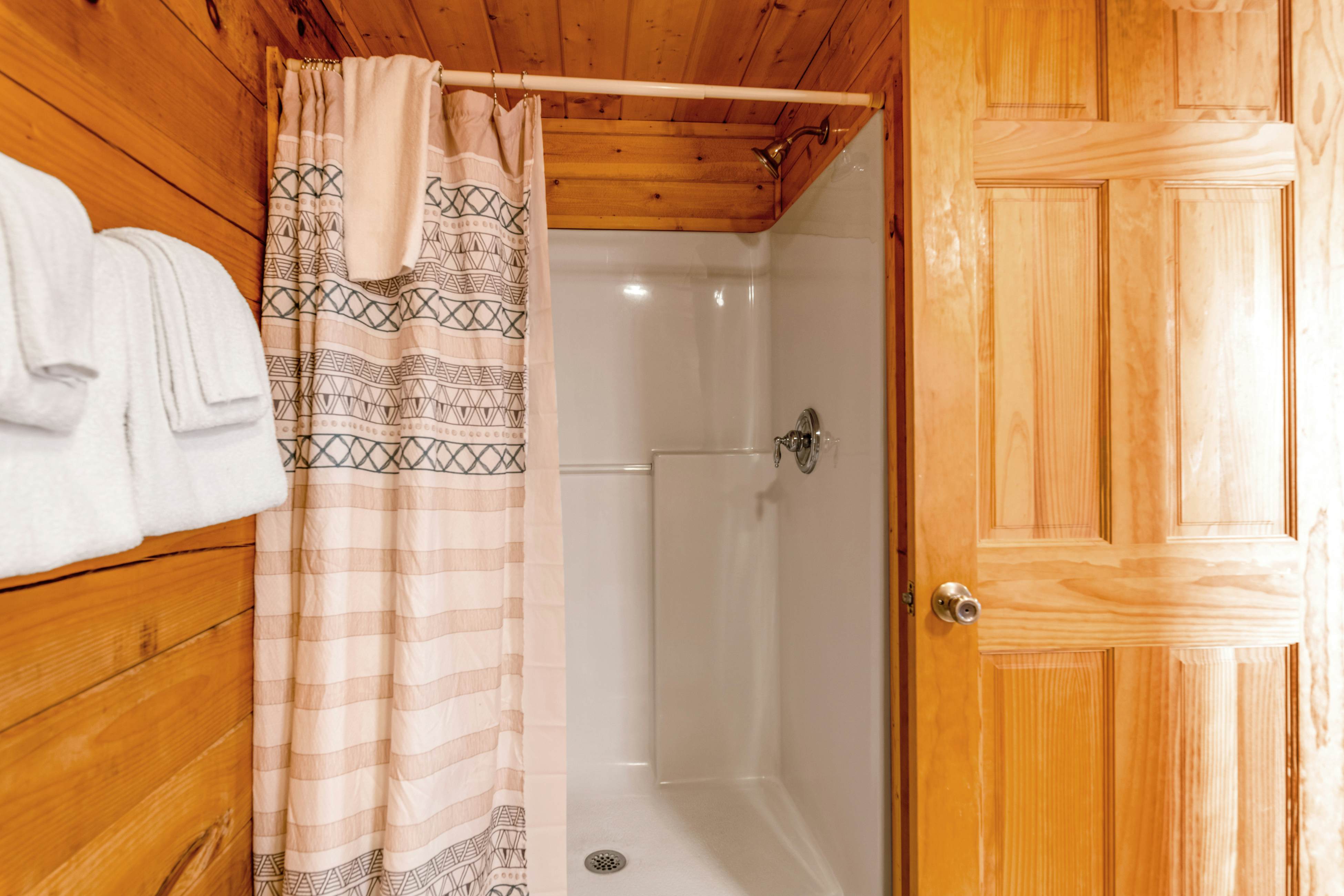 Split-Level Log Cabin with Game Room & Hot tub - Free Attraction Tickets