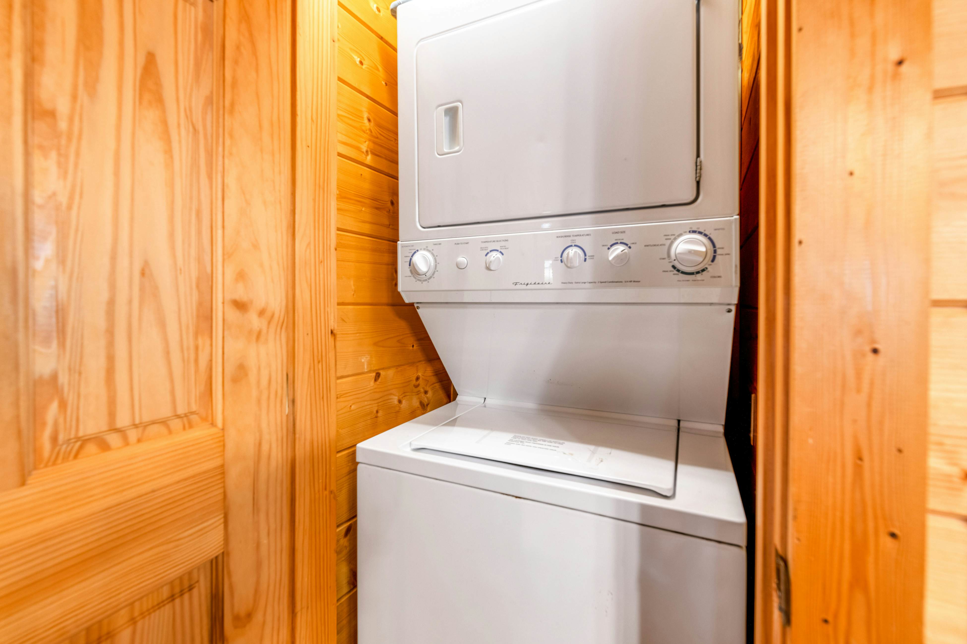 Split-Level Log Cabin with Game Room & Hot tub - Free Attraction Tickets