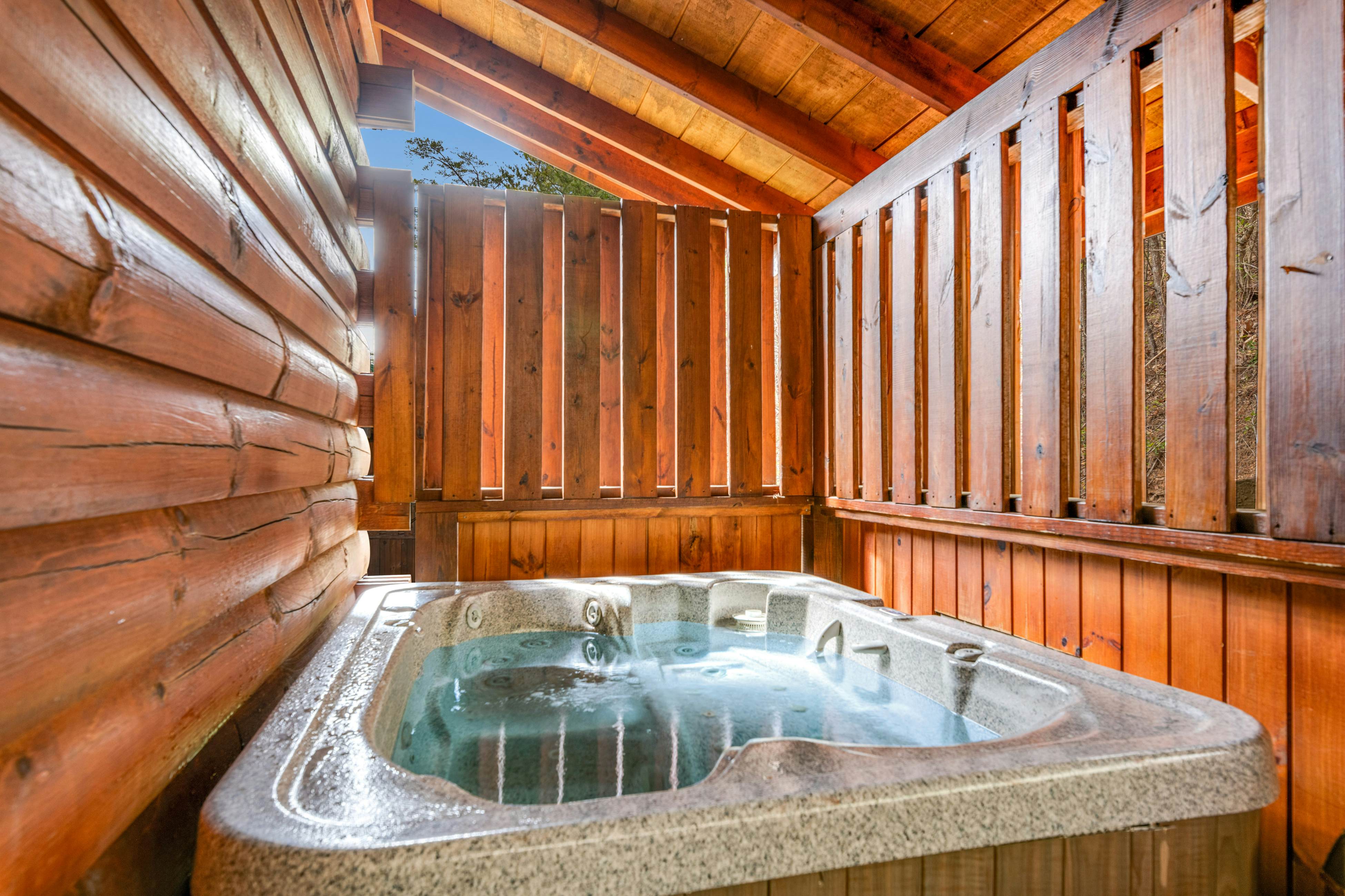 Split-Level Log Cabin with Game Room & Hot tub - Free Attraction Tickets