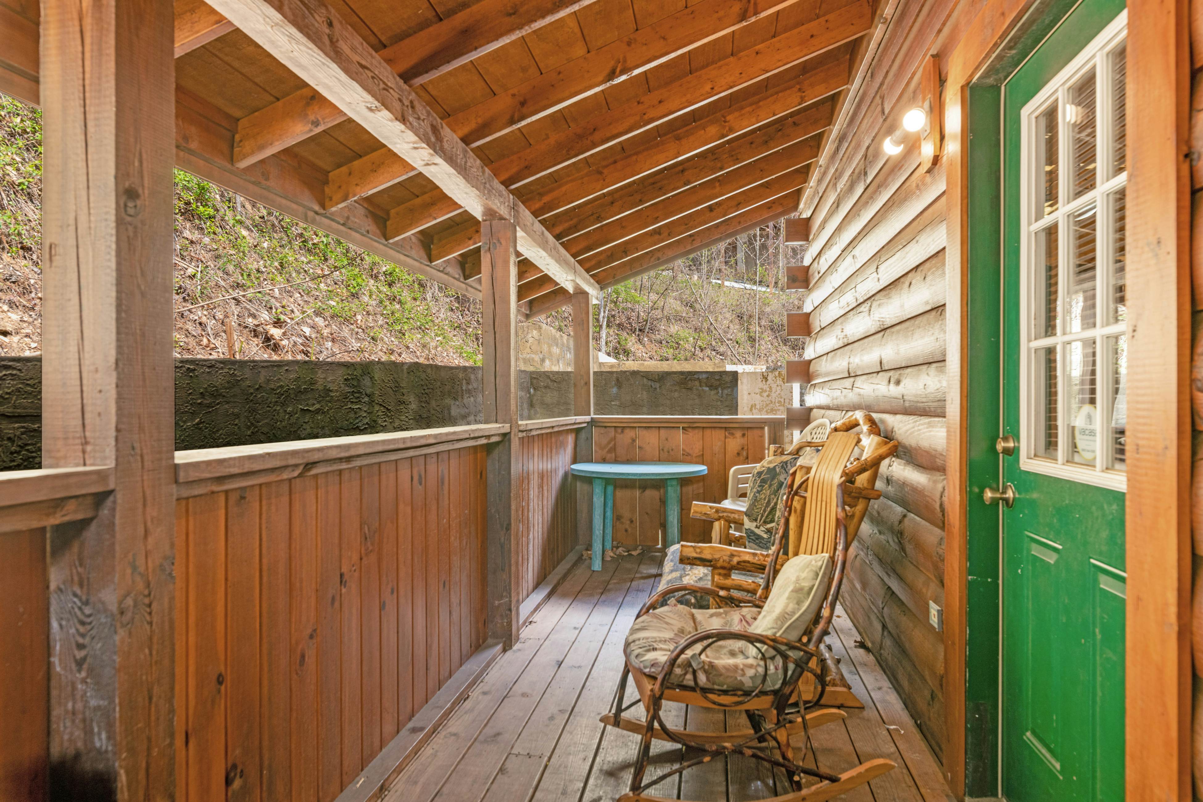 Split-Level Log Cabin with Game Room & Hot tub - Free Attraction Tickets