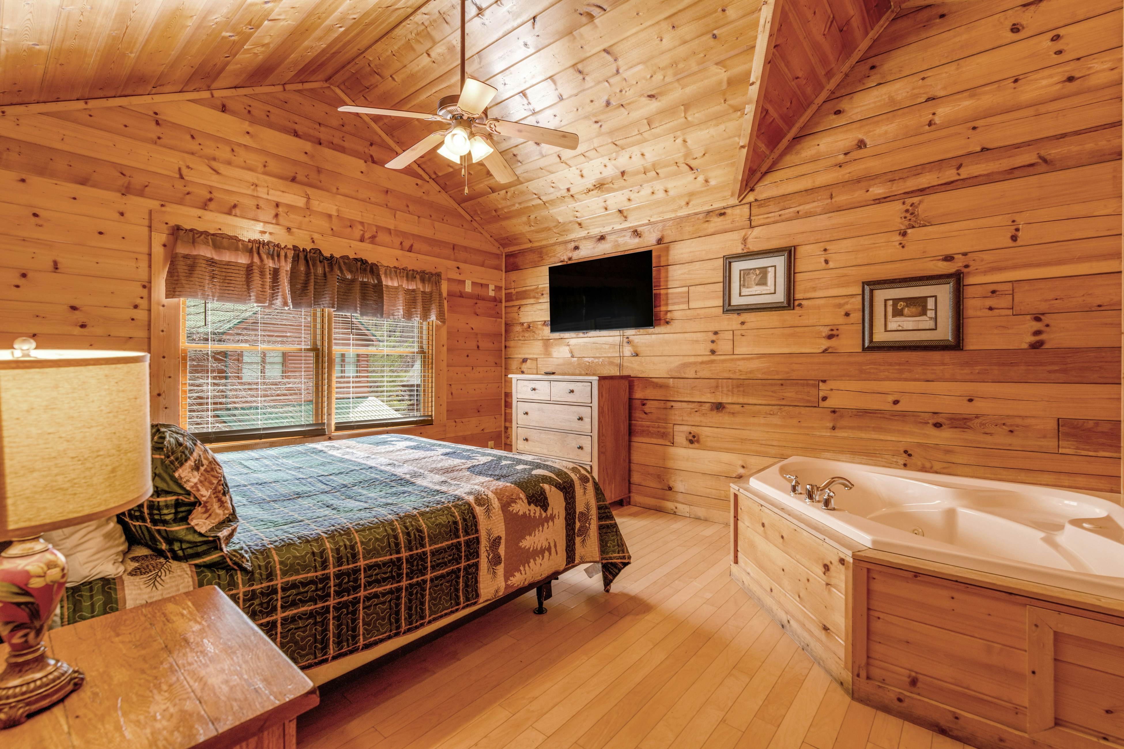 Split-Level Log Cabin with Game Room & Hot tub - Free Attraction Tickets