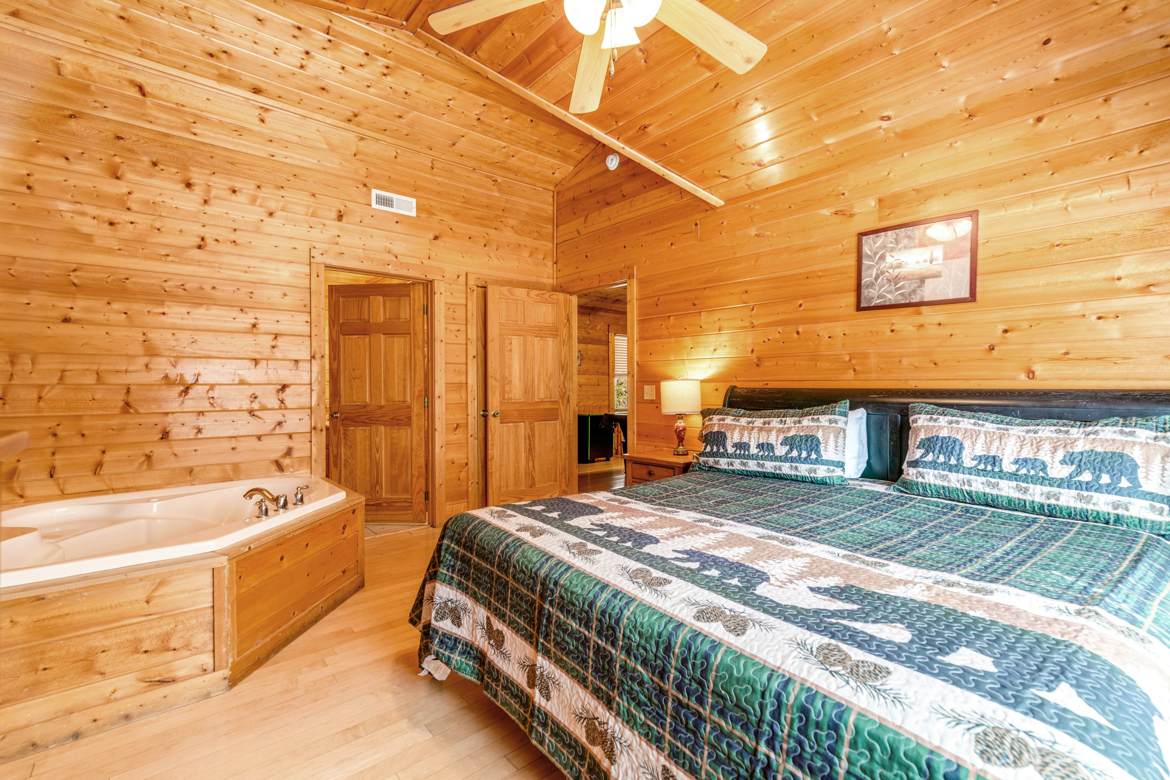 Split-Level Log Cabin with Game Room & Hot tub - Free Attraction Tickets
