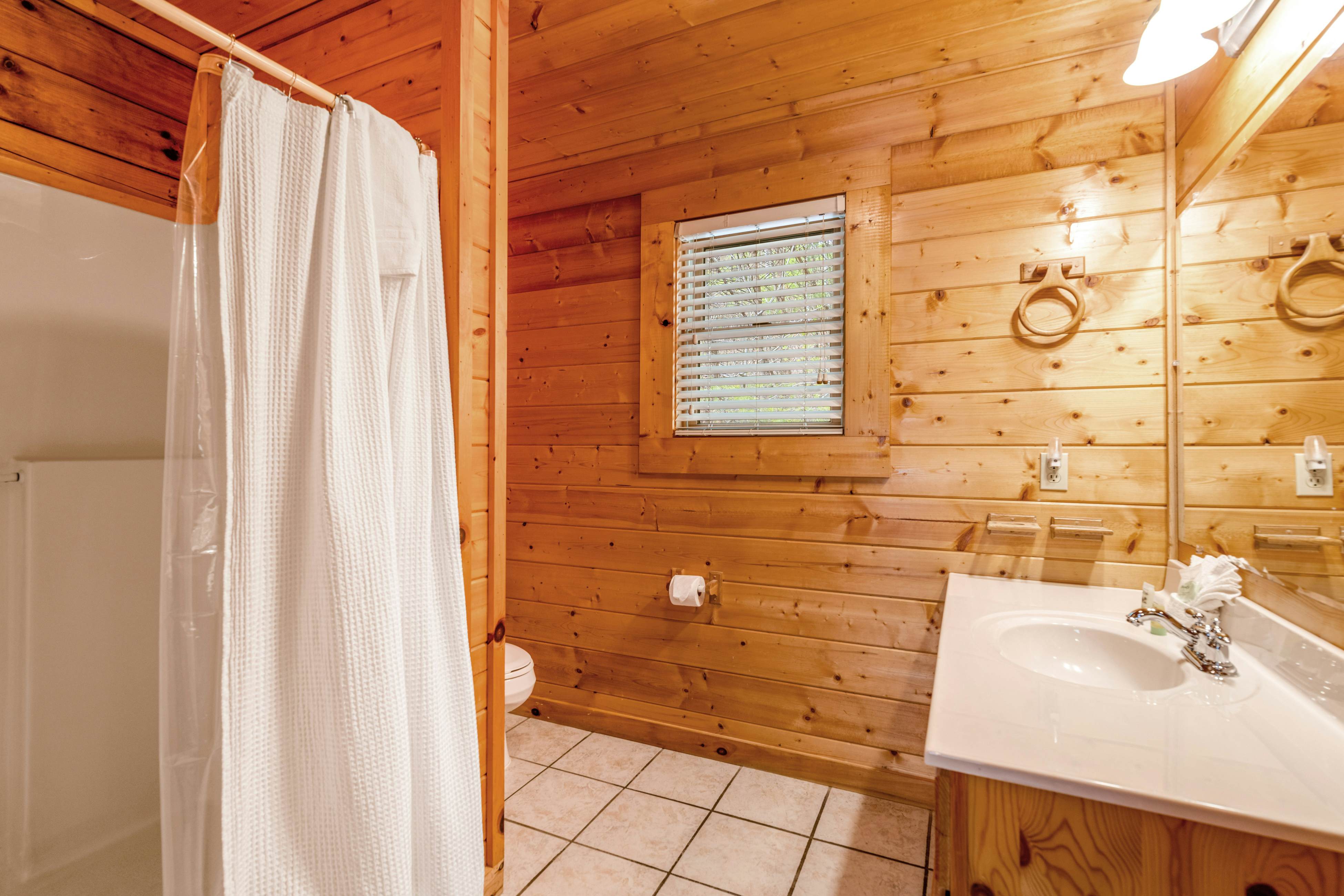 Split-Level Log Cabin with Game Room & Hot tub - Free Attraction Tickets