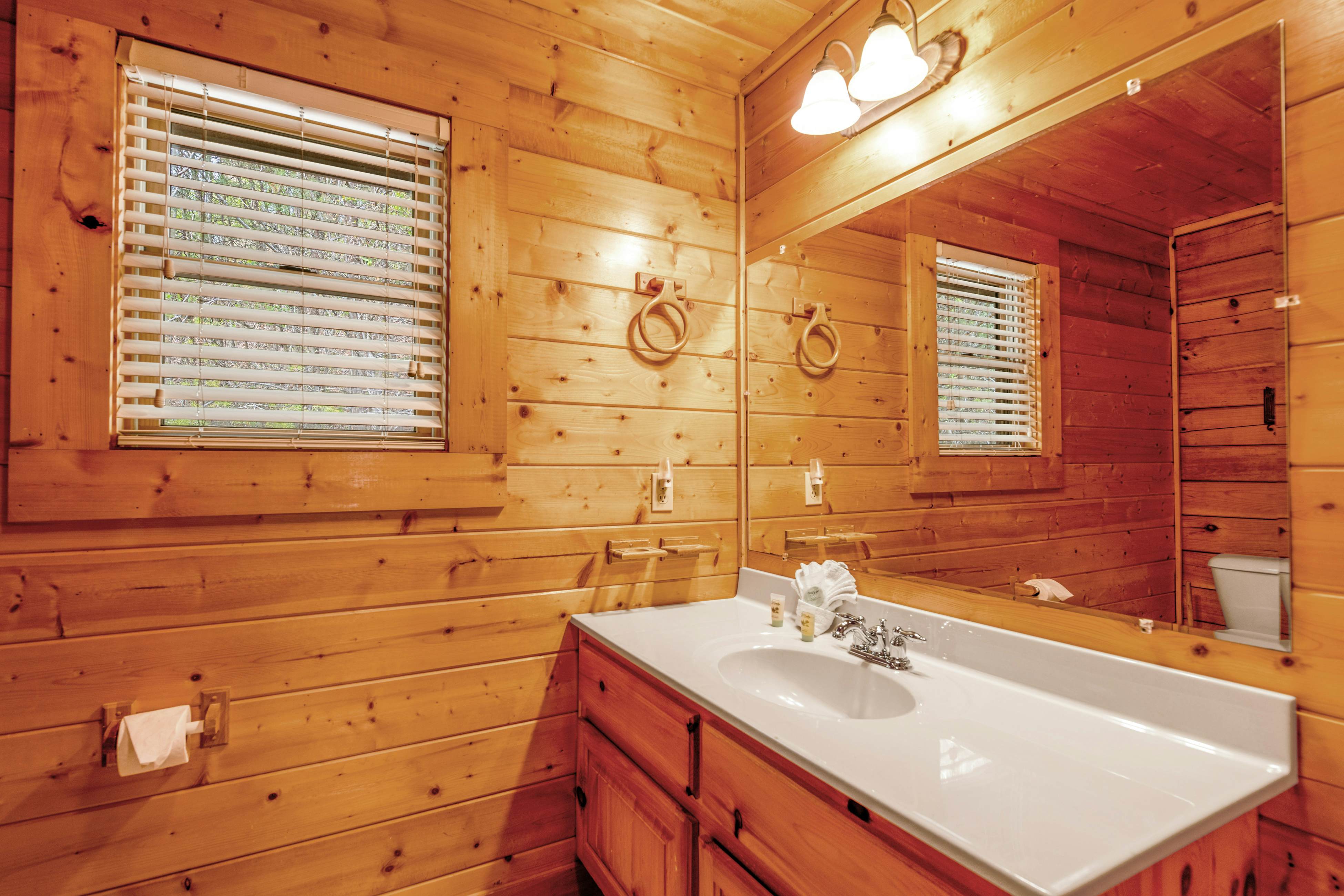 Split-Level Log Cabin with Game Room & Hot tub - Free Attraction Tickets