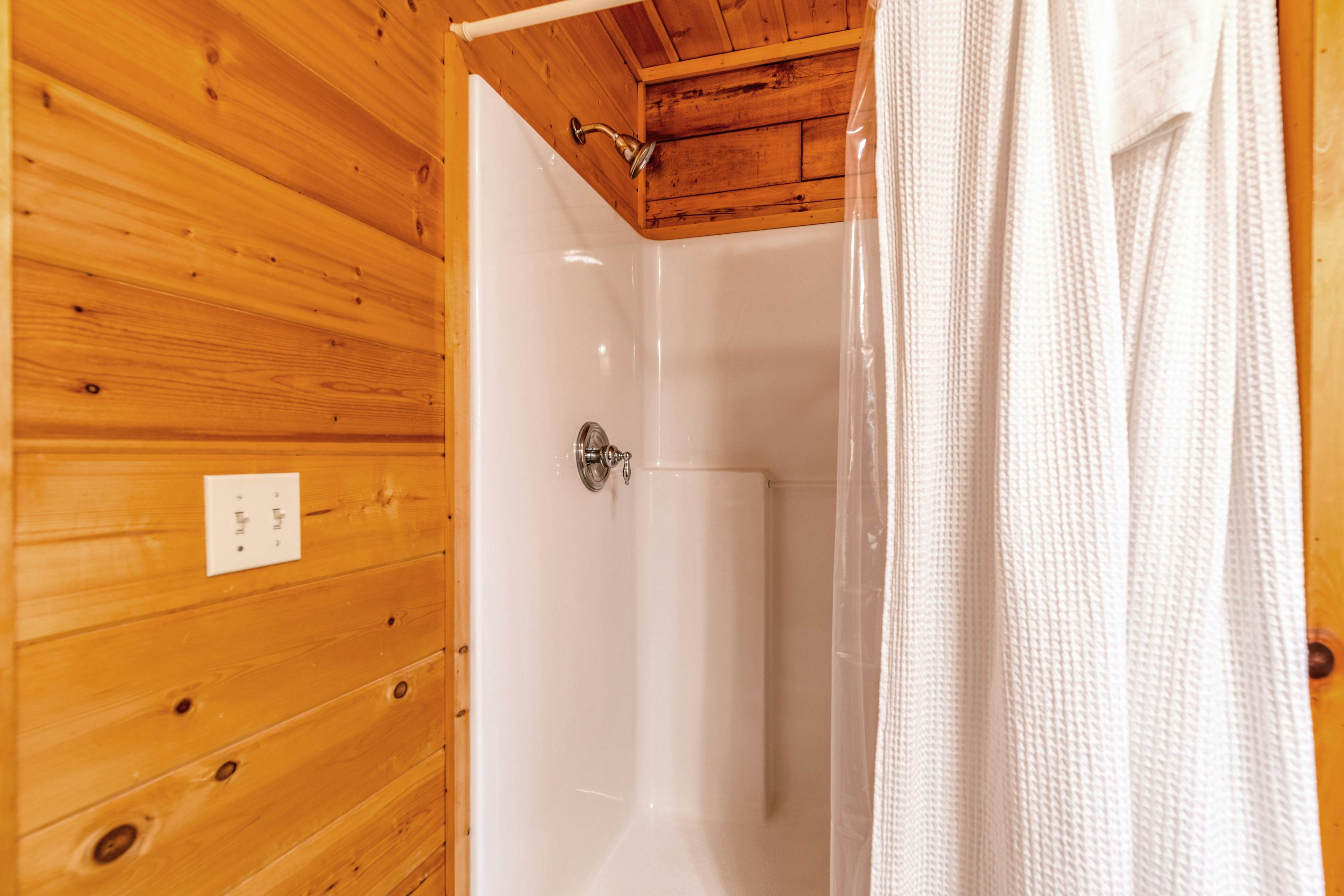 Split-Level Log Cabin with Game Room & Hot tub - Free Attraction Tickets