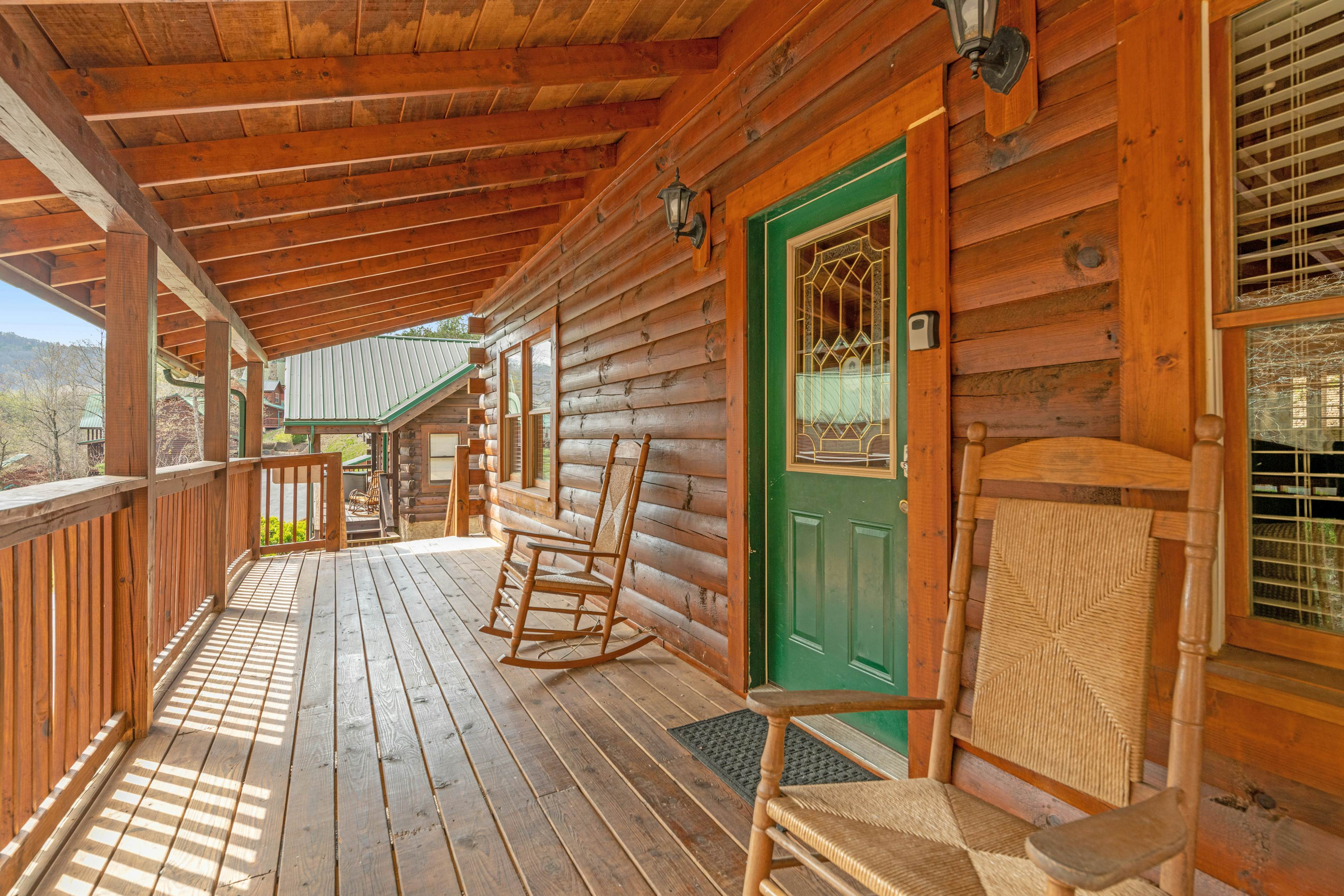 Split-Level Log Cabin with Game Room & Hot tub - Free Attraction Tickets