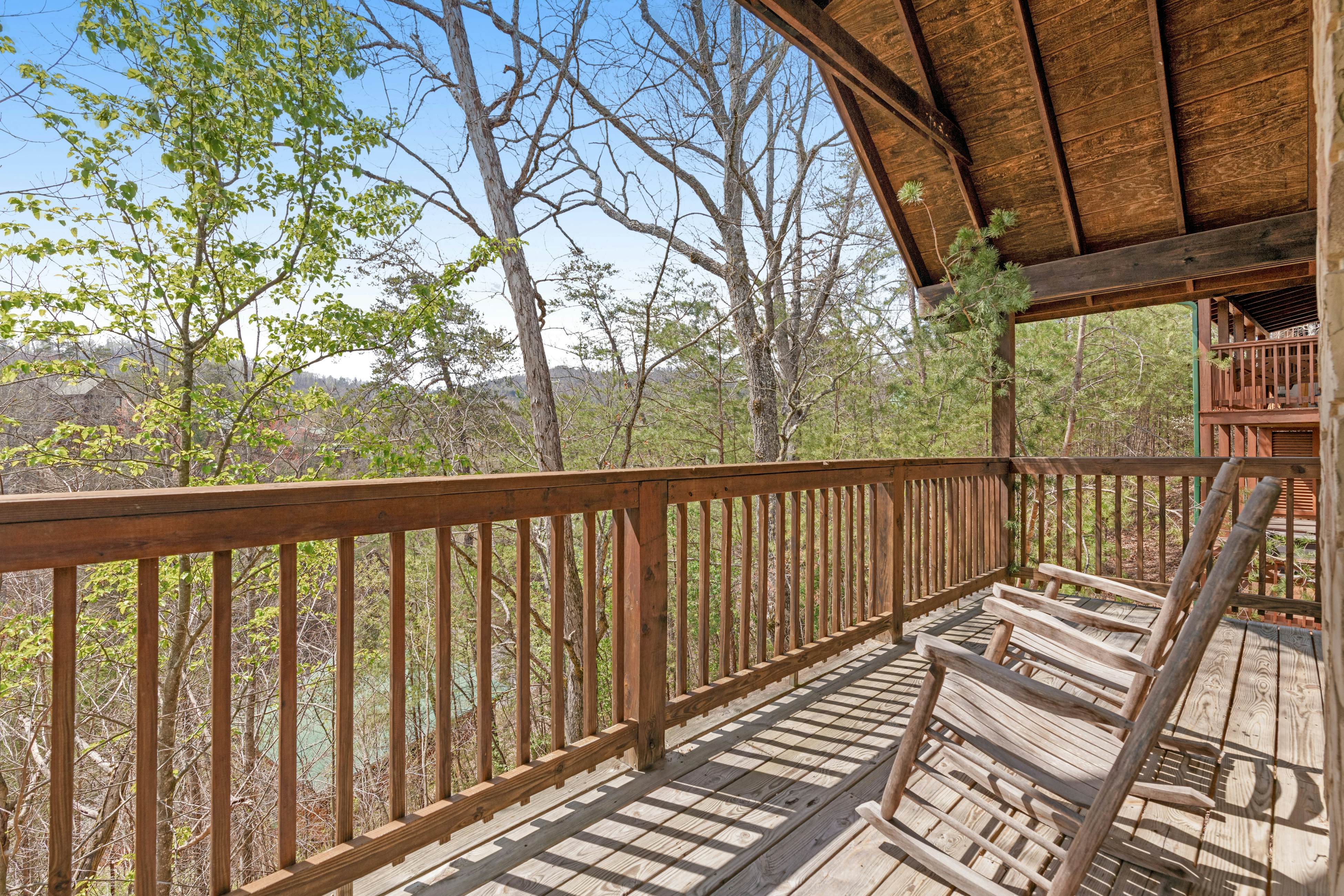 Quaint Cabin with Gas Fireplace & Shared Seasonal Pool - Free Attraction Tickets