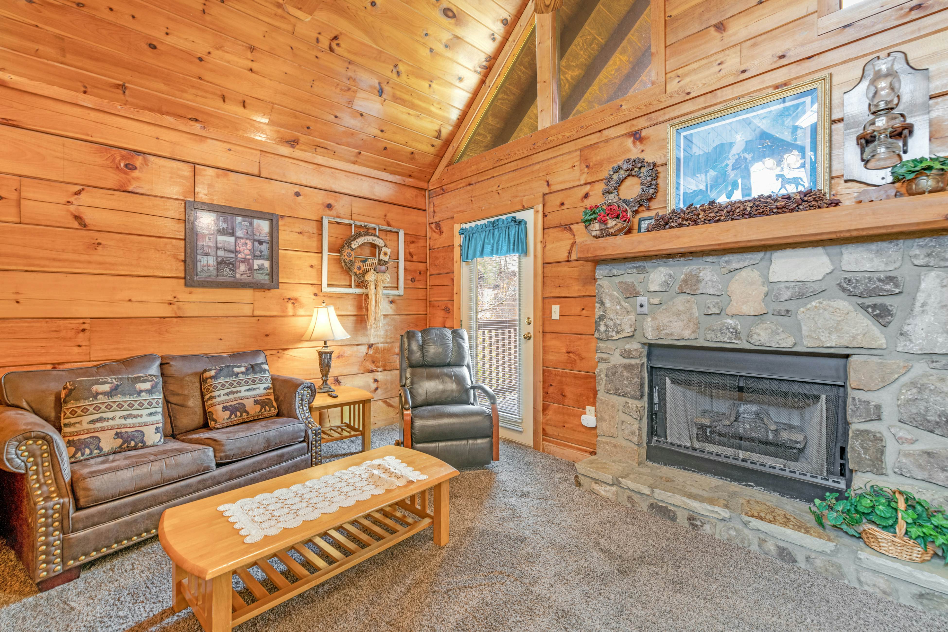 Quaint Cabin with Gas Fireplace & Shared Seasonal Pool - Free Attraction Tickets