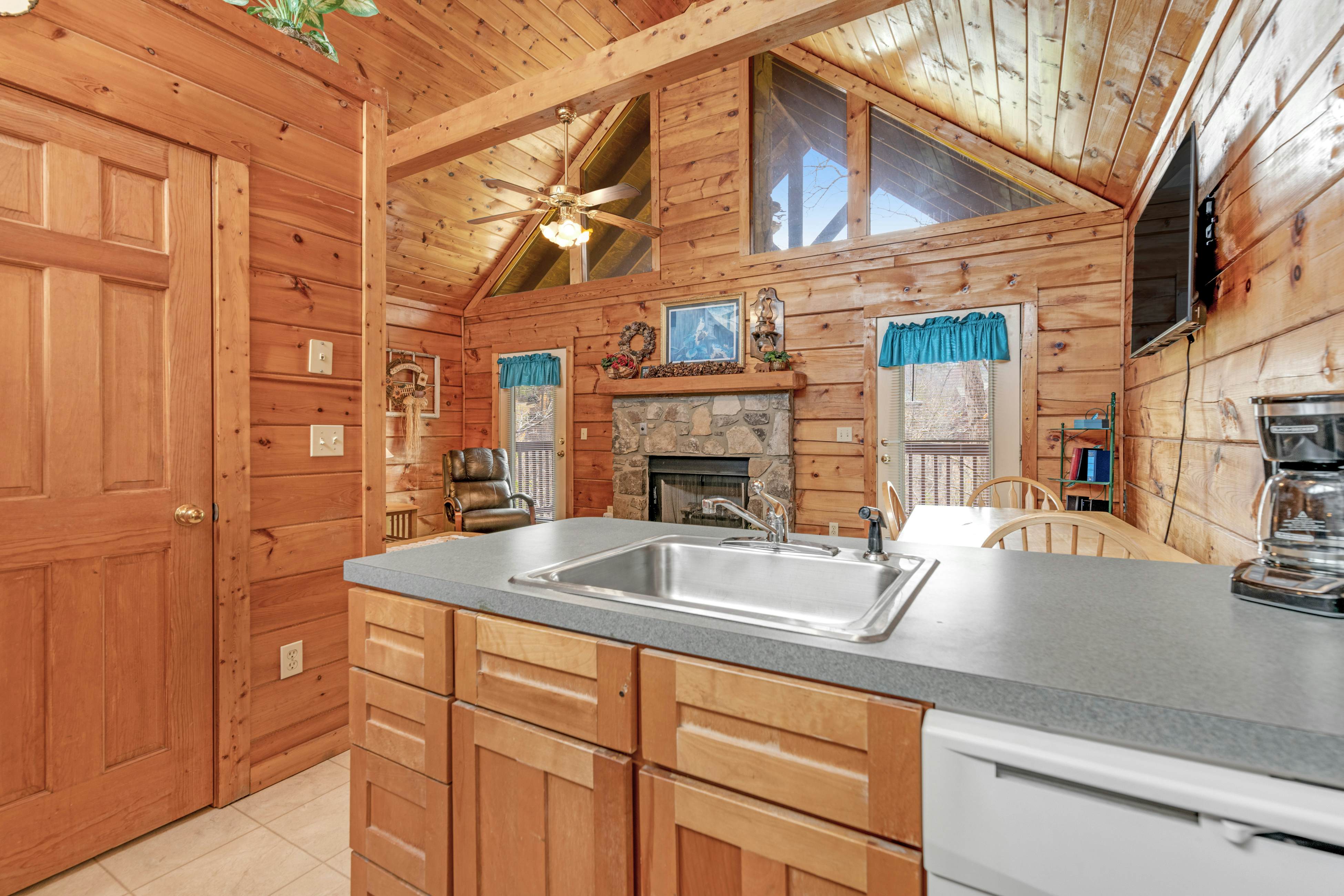 Quaint Cabin with Gas Fireplace & Shared Seasonal Pool - Free Attraction Tickets