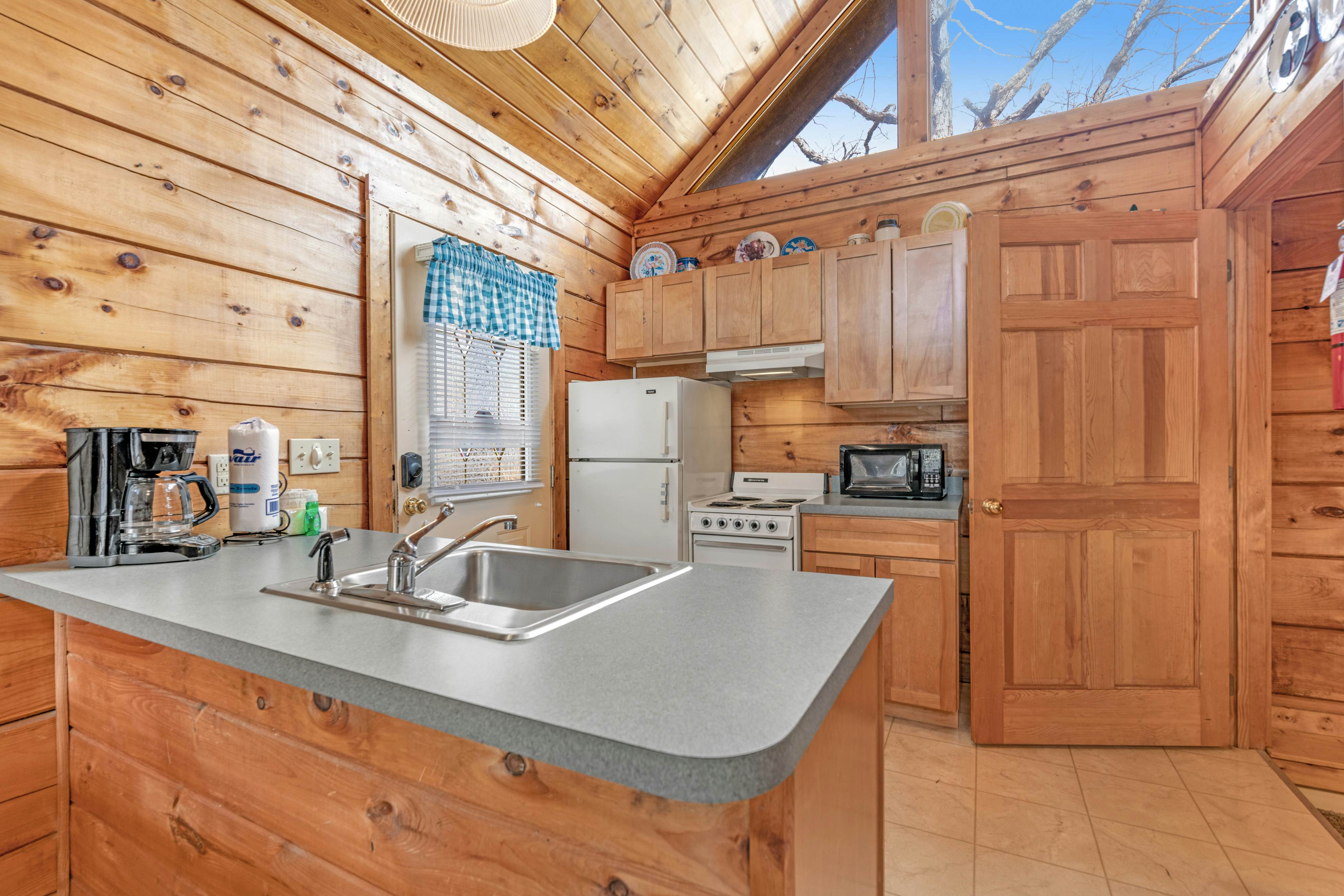 Quaint Cabin with Gas Fireplace & Shared Seasonal Pool - Free Attraction Tickets