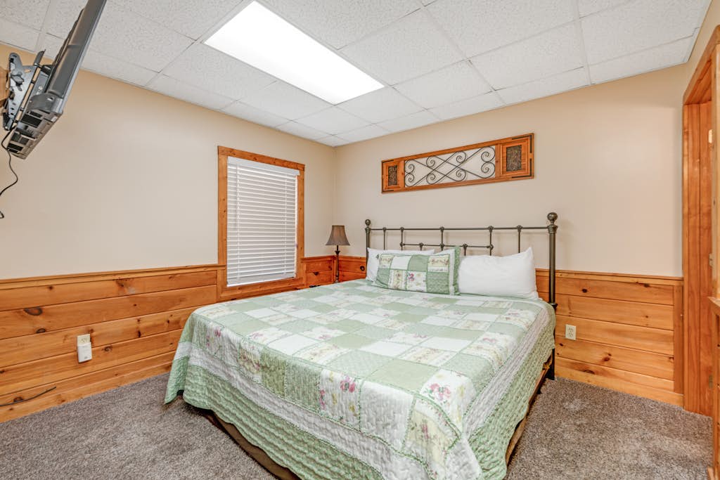 Welcome to this 1 bedroom, 1.5 bathroom log cabin in Arrowhead Log Cabin Resort, made for a Smoky Mountain getaway.

・ Shared seasonal pool + private deck for downtime
・ Gas fireplace, cable TV, and Wi‑Fi for easy nights in
・ Kitchen with dishwasher, dining table, and in-building washer/dryer
・ 0.7 mile to DT Pigeon Forge
・ 10 miles to Great Smoky Mountains National Park
・ 12.2 miles to DT Gatlinburg

Settle in, unwind, and enjoy a simple mountain stay with room to relax together.