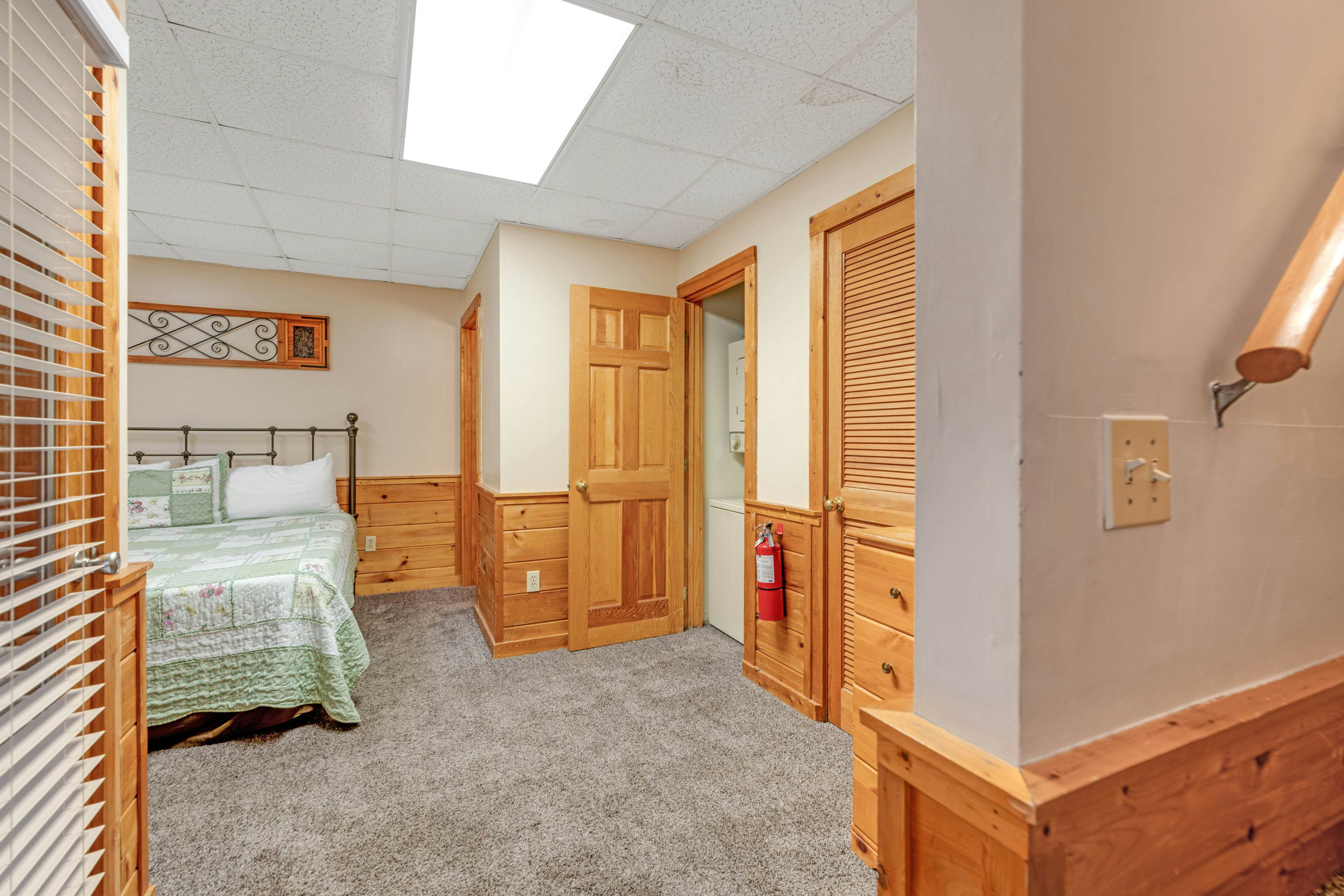 Quaint Cabin with Gas Fireplace & Shared Seasonal Pool - Free Attraction Tickets