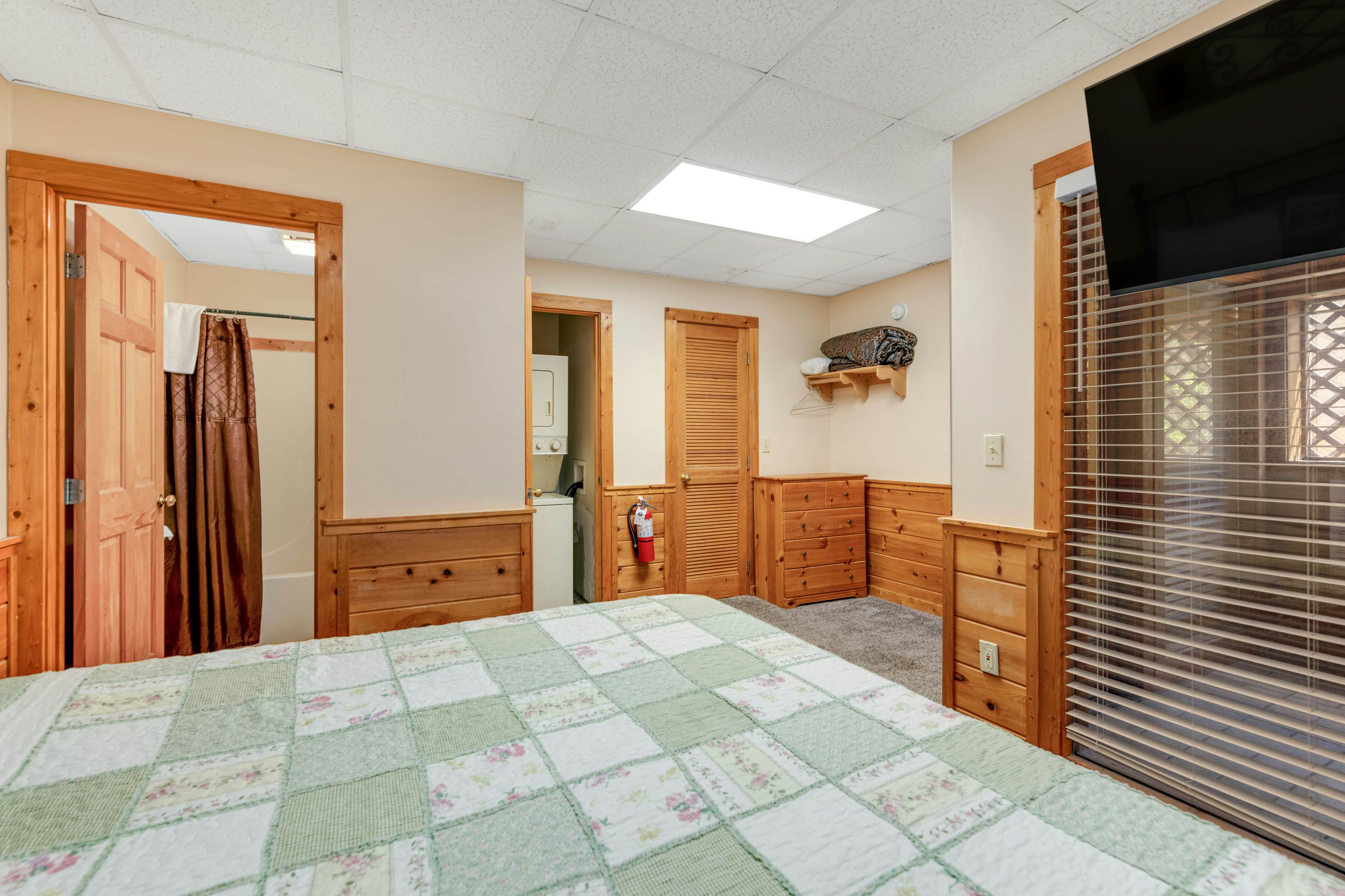 Quaint Cabin with Gas Fireplace & Shared Seasonal Pool - Free Attraction Tickets