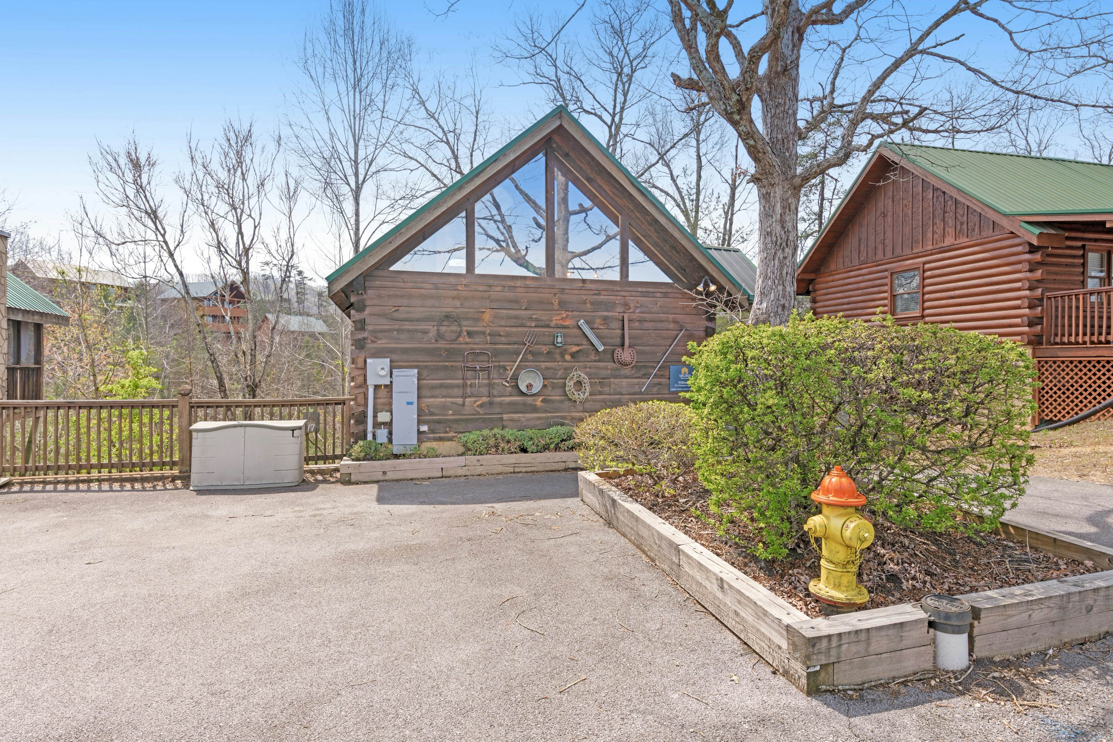 Quaint Cabin with Gas Fireplace & Shared Seasonal Pool - Free Attraction Tickets