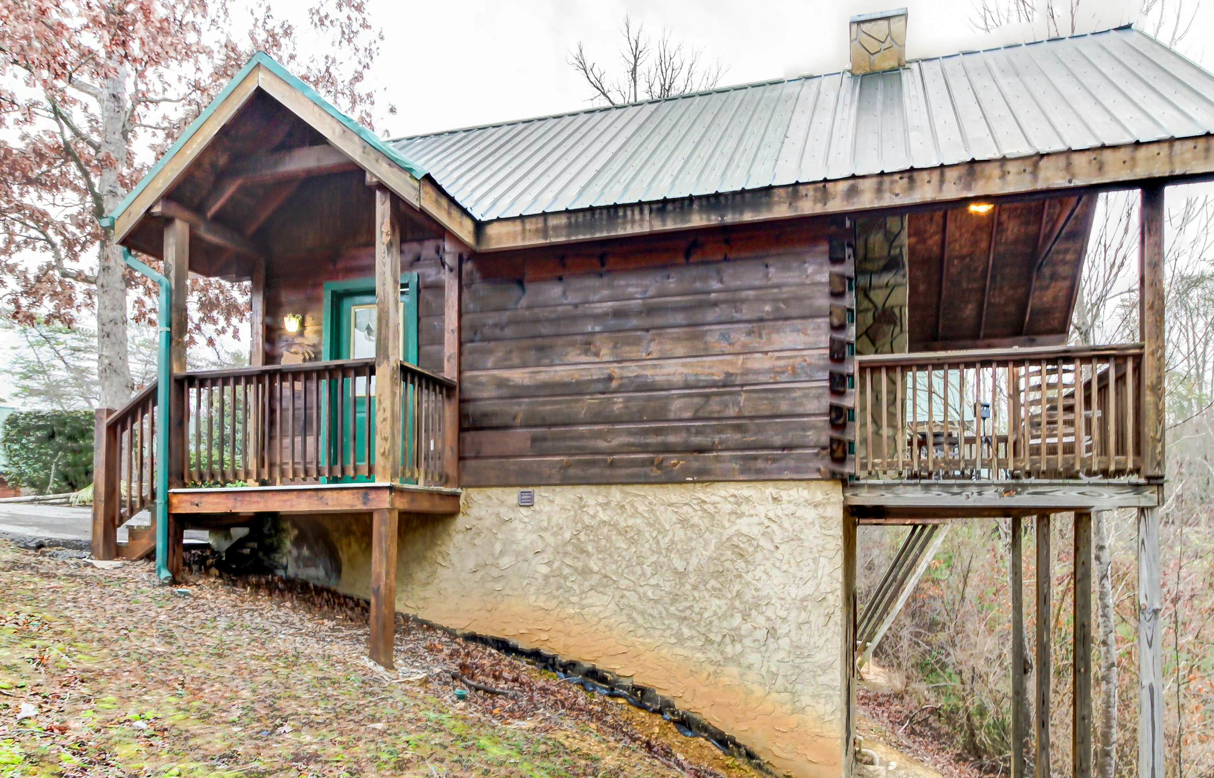 Quaint Cabin with Gas Fireplace & Shared Seasonal Pool - Free Attraction Tickets
