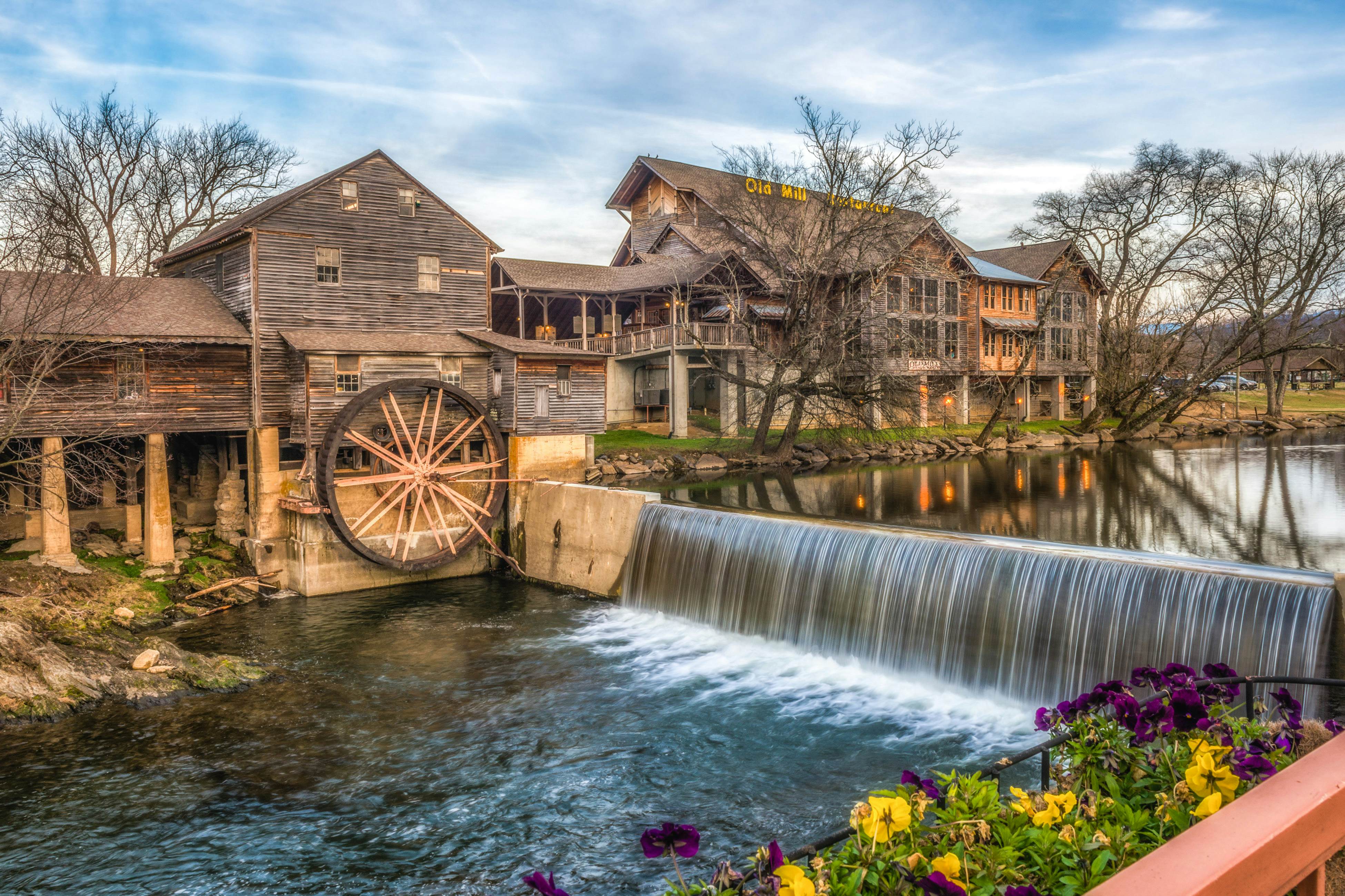 Quaint Cabin with Gas Fireplace & Shared Seasonal Pool - Free Attraction Tickets