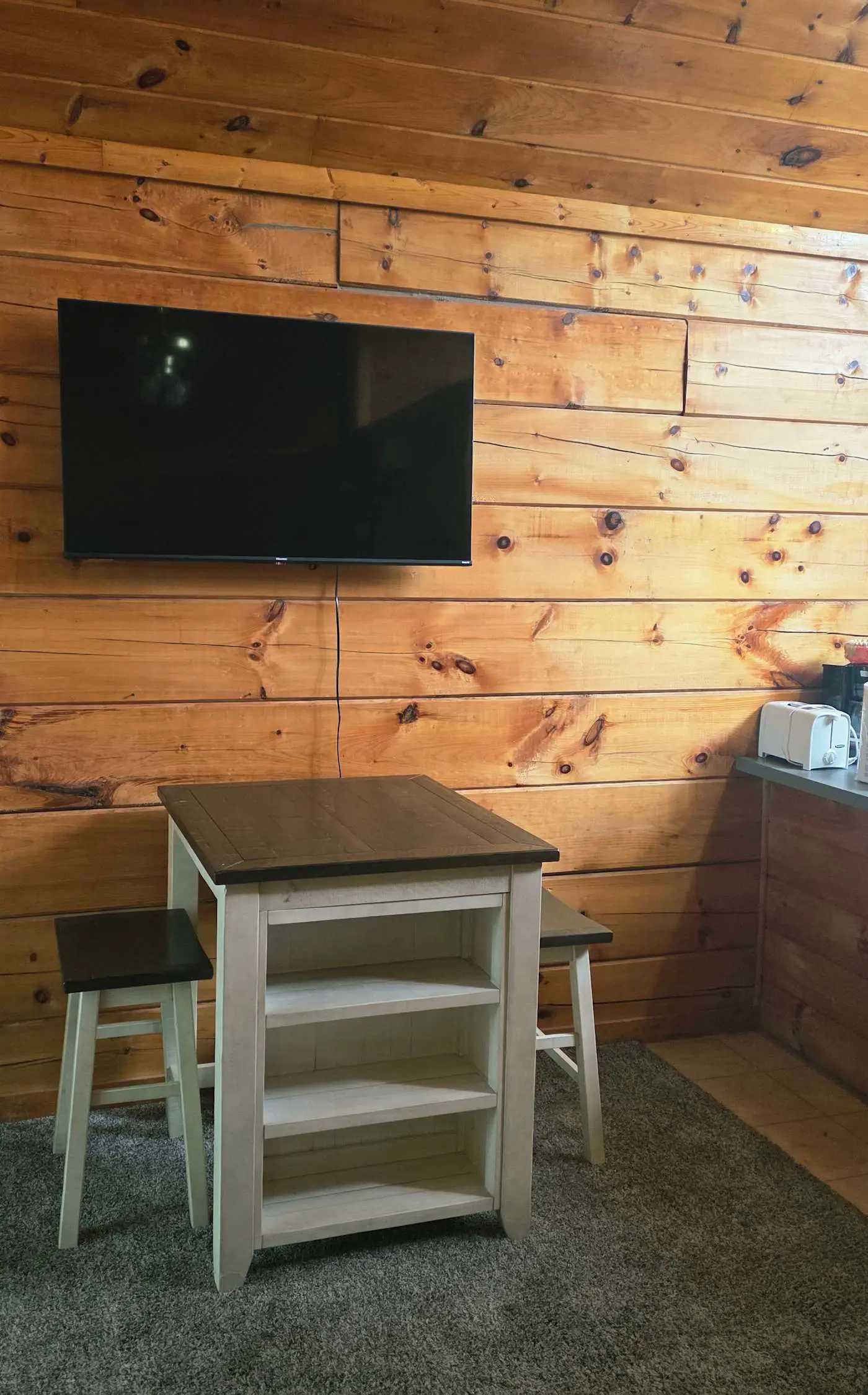 Cozy Cabin W Fireplace, Sleeps 2, Shared Pool