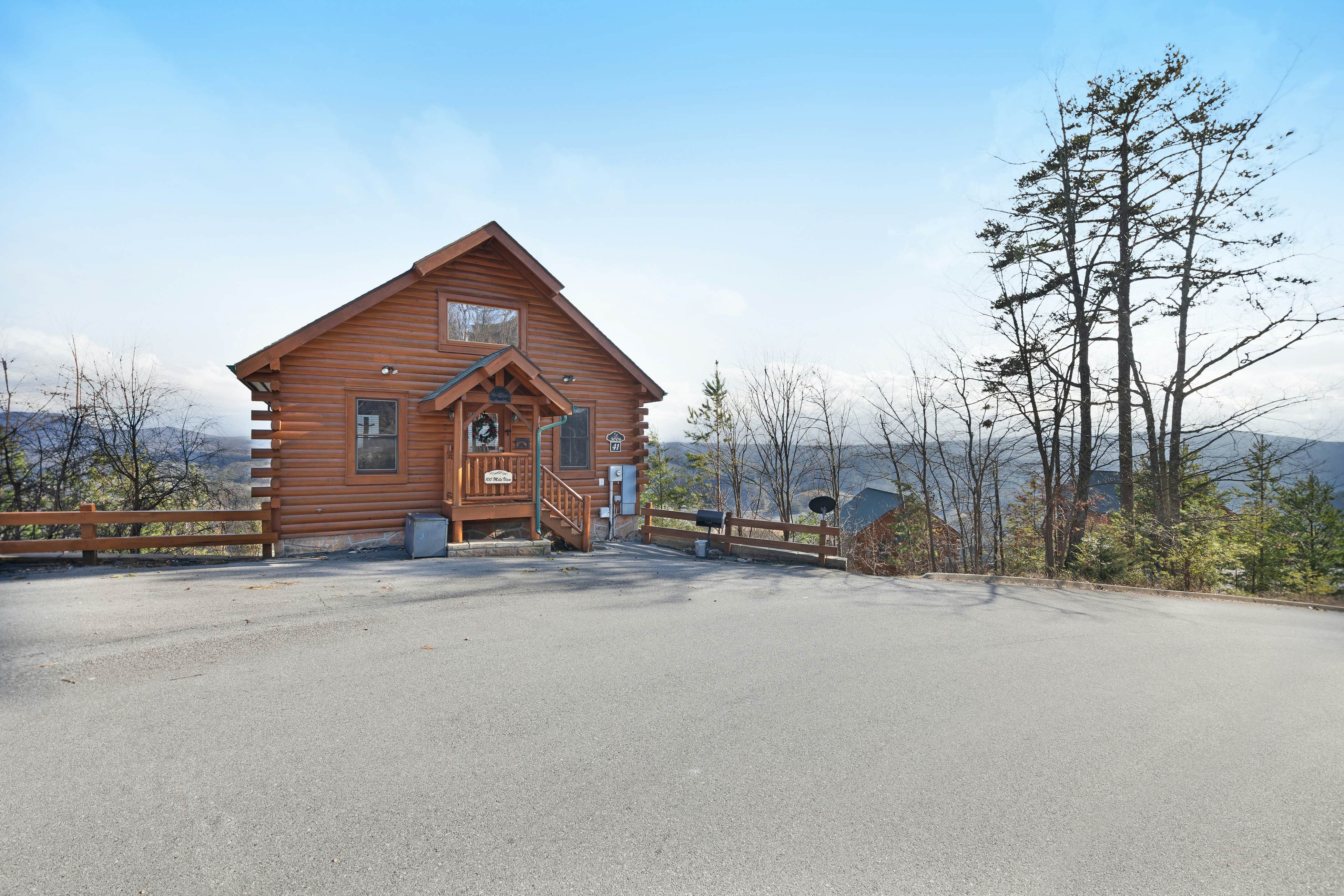 Amazing mountain views Cabin w/ hot tub, & 2 decks + Free Attraction Tickets