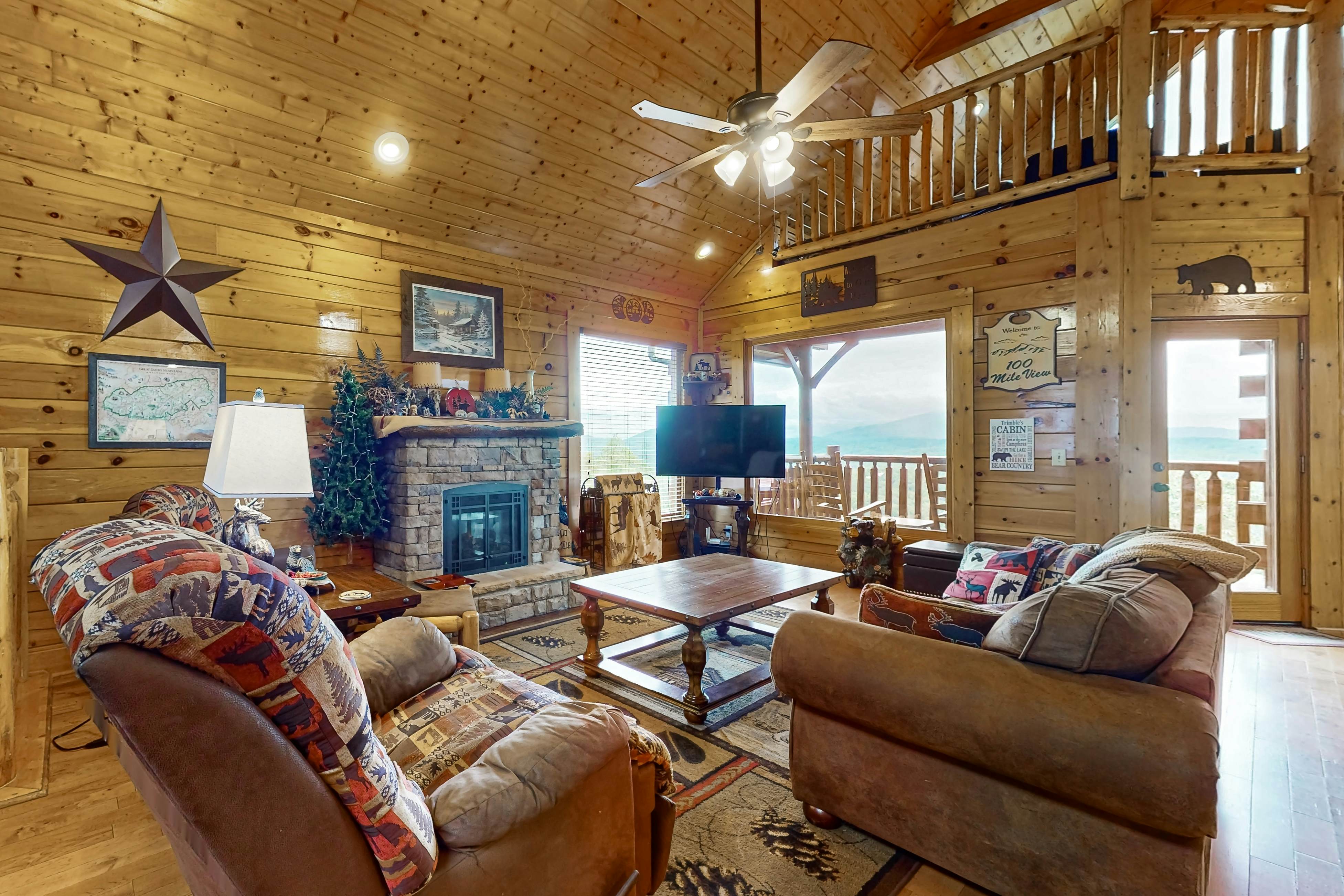 Amazing mountain views Cabin w/ hot tub, & 2 decks + Free Attraction Tickets