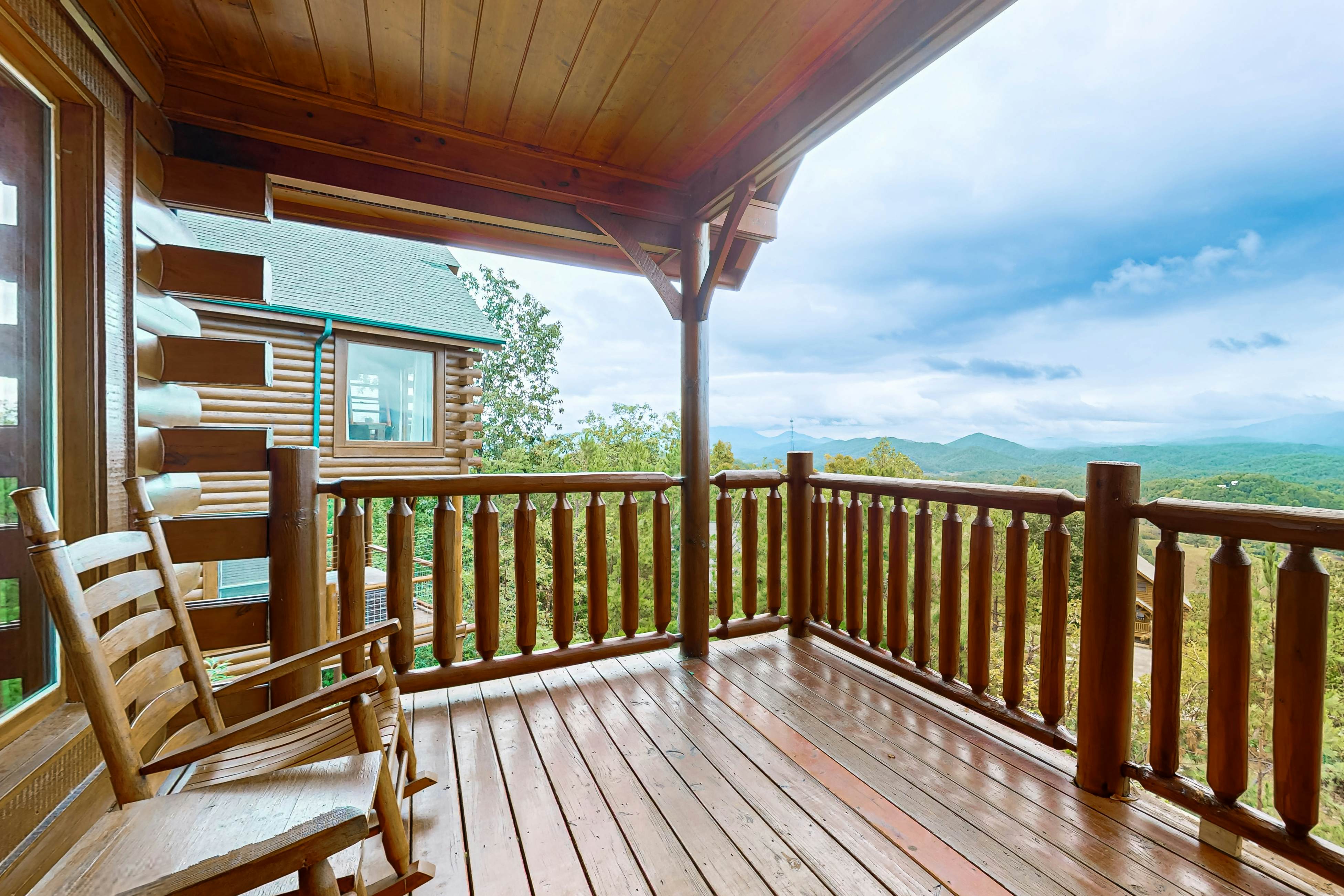 Amazing mountain views Cabin w/ hot tub, & 2 decks + Free Attraction Tickets
