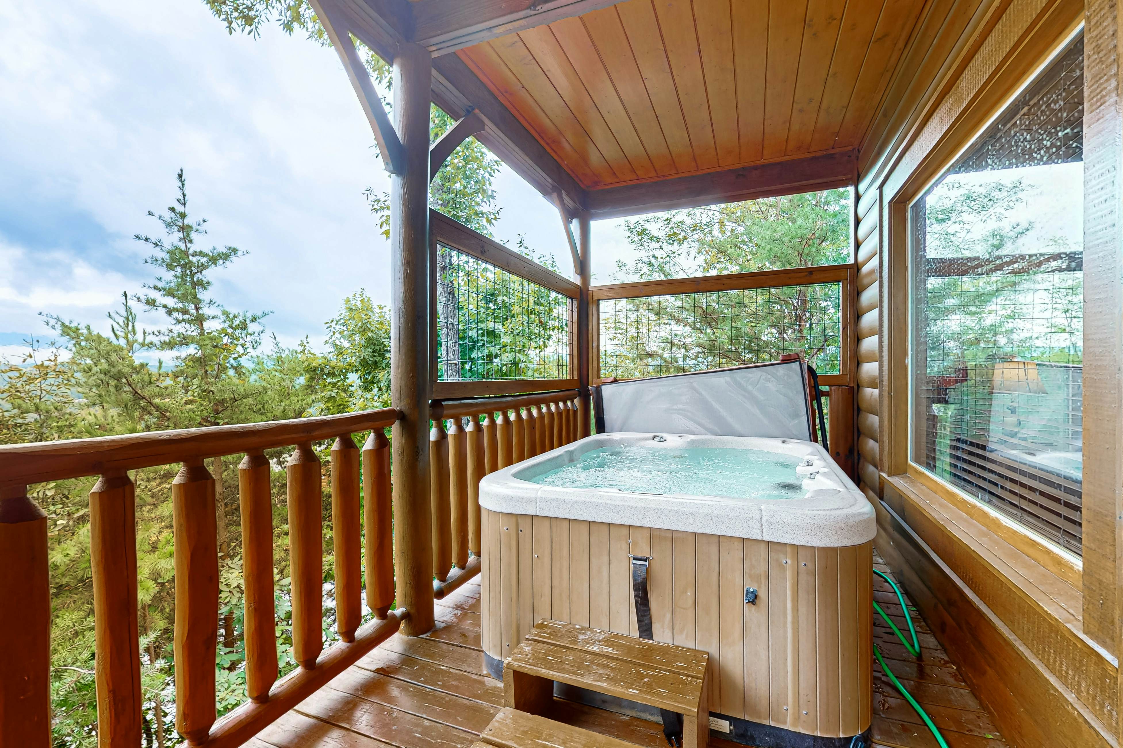 Amazing mountain views Cabin w/ hot tub, & 2 decks + Free Attraction Tickets