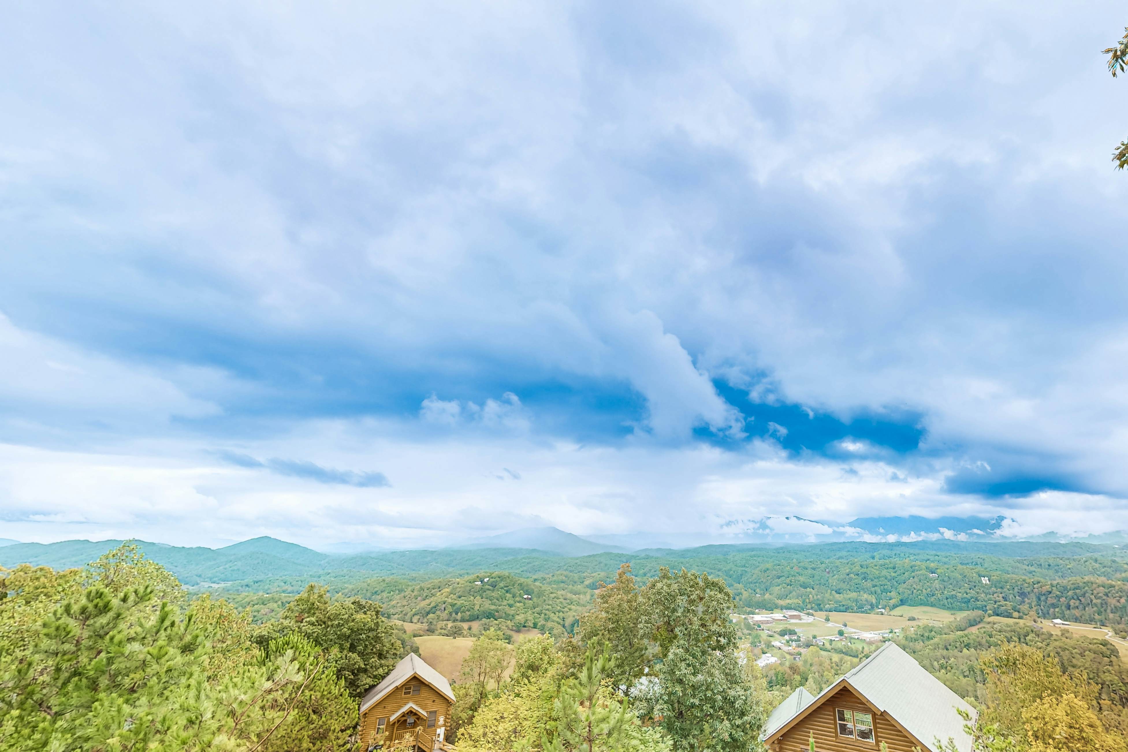 Amazing mountain views Cabin w/ hot tub, & 2 decks + Free Attraction Tickets