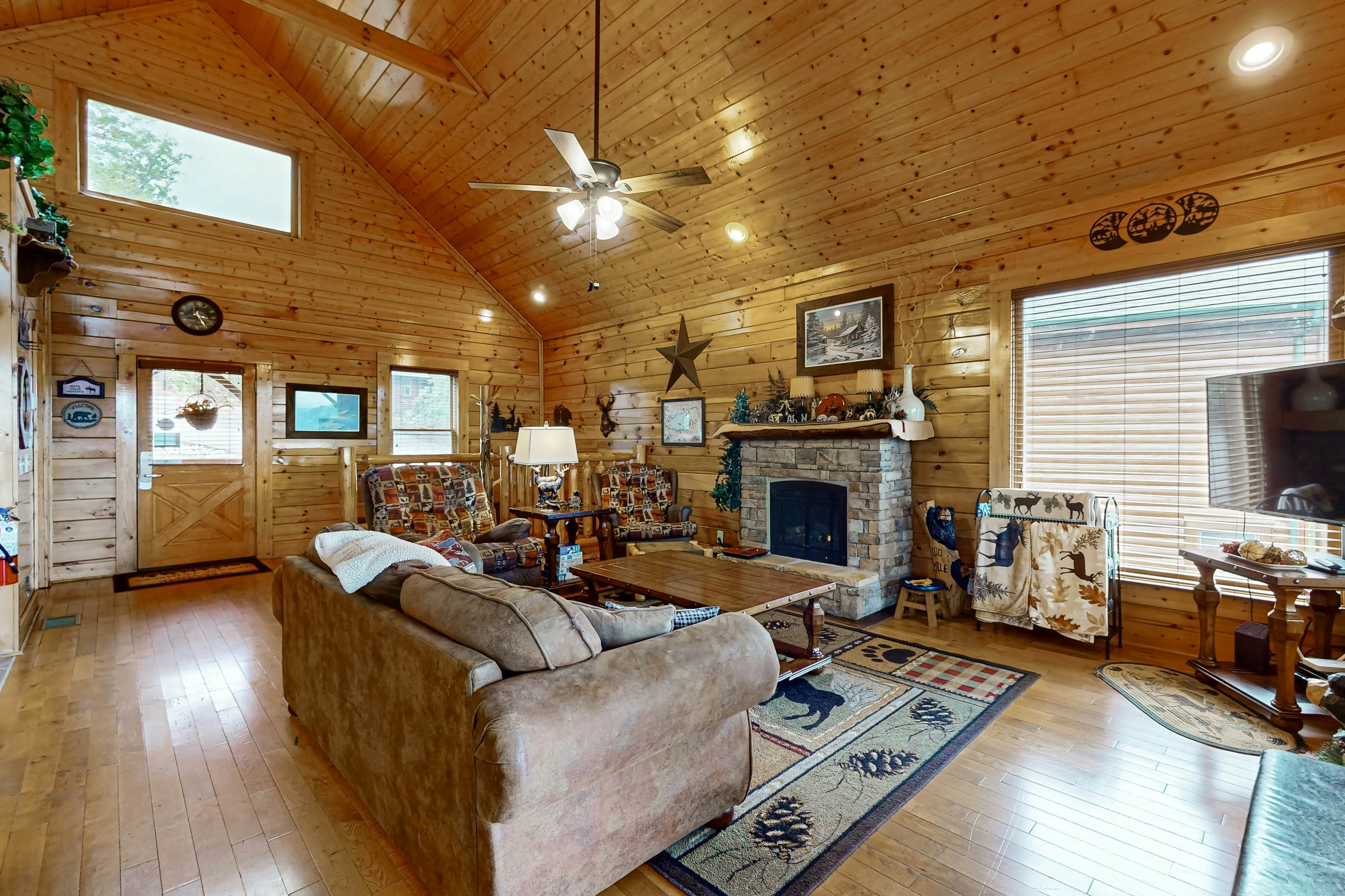 Amazing mountain views Cabin w/ hot tub, & 2 decks + Free Attraction Tickets