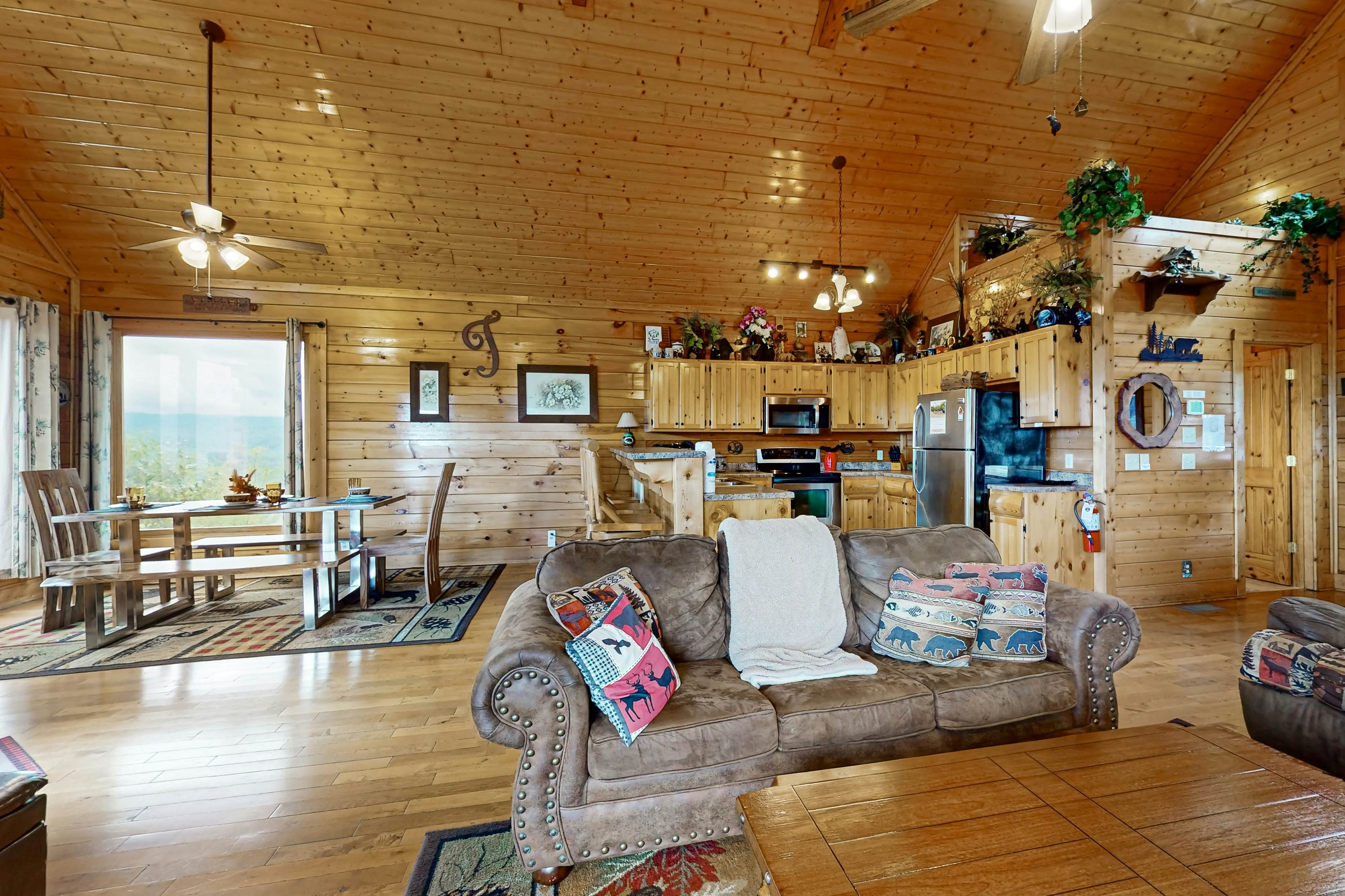 Amazing mountain views Cabin w/ hot tub, & 2 decks + Free Attraction Tickets