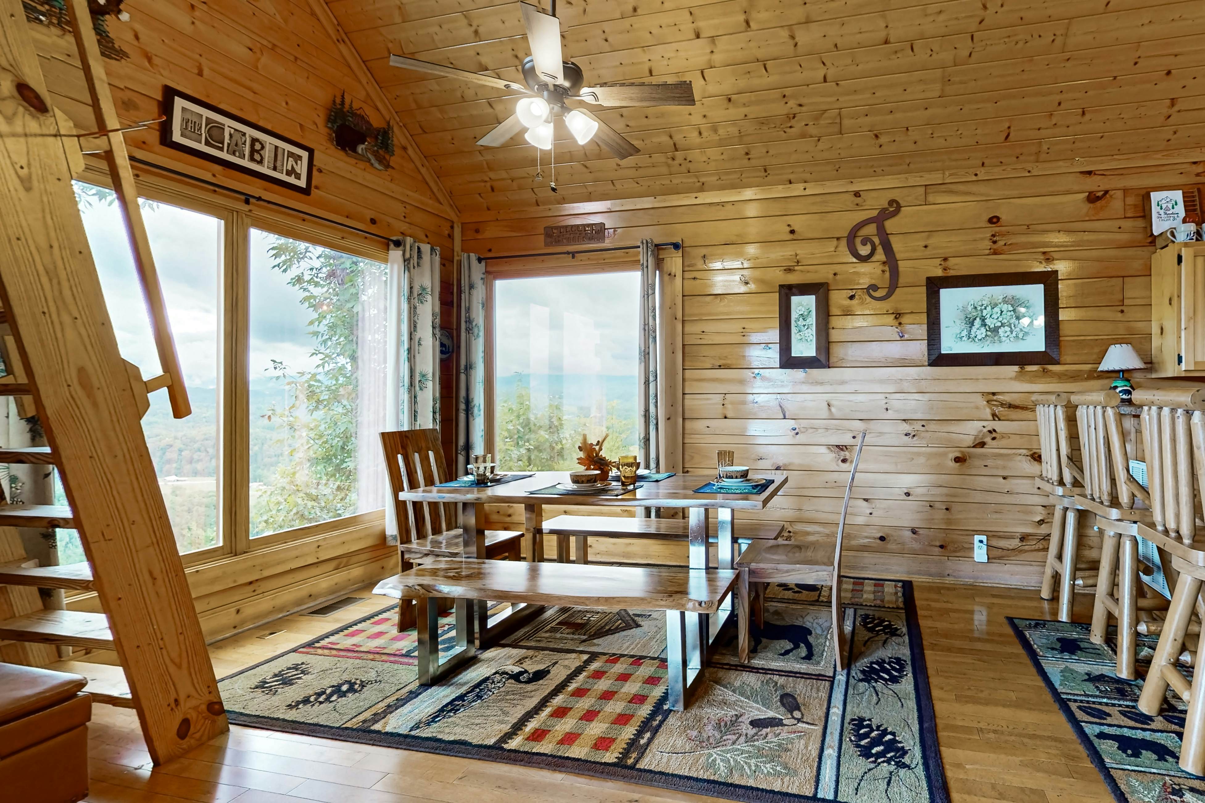 Amazing mountain views Cabin w/ hot tub, & 2 decks + Free Attraction Tickets