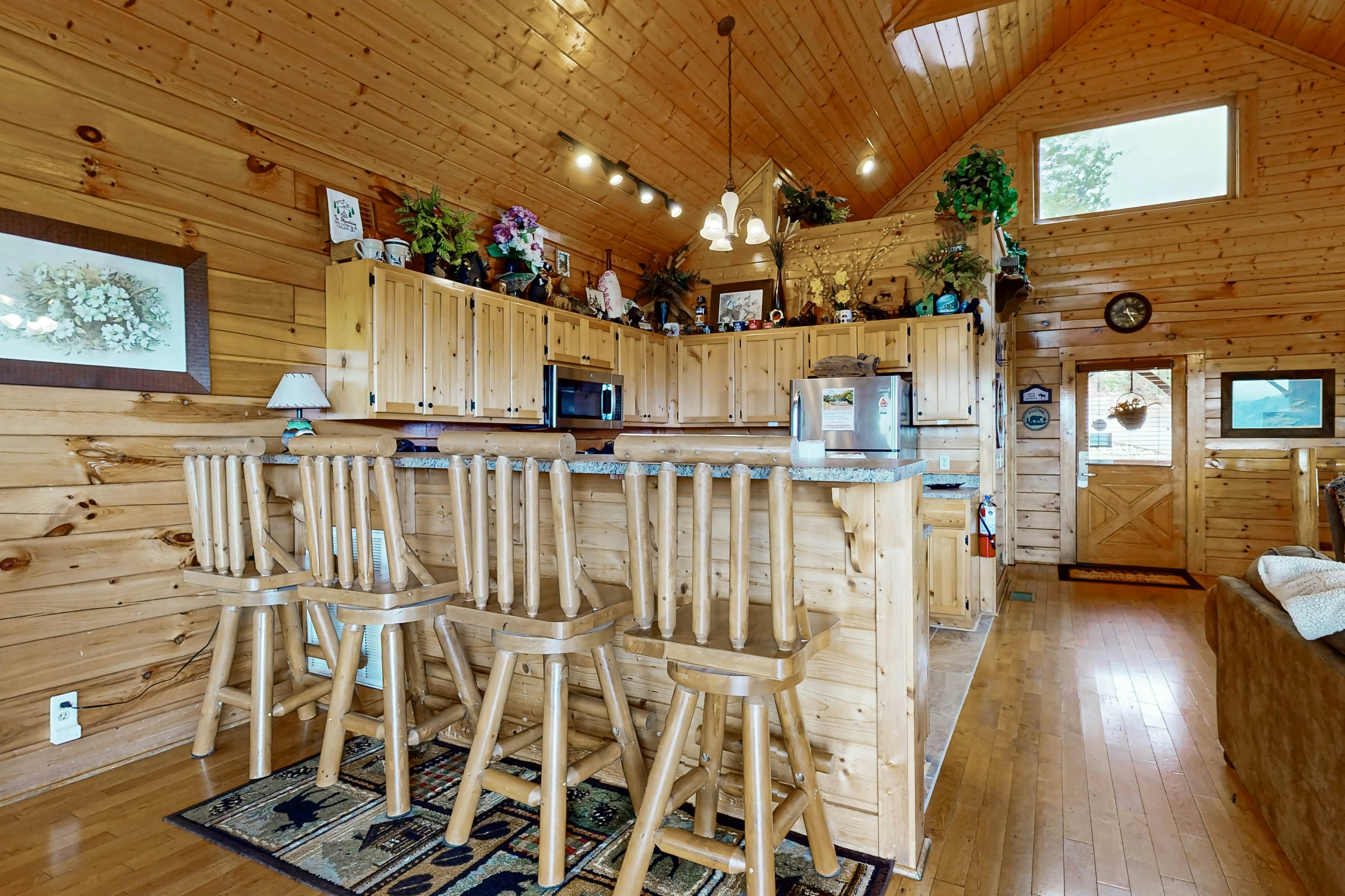 Amazing mountain views Cabin w/ hot tub, & 2 decks + Free Attraction Tickets