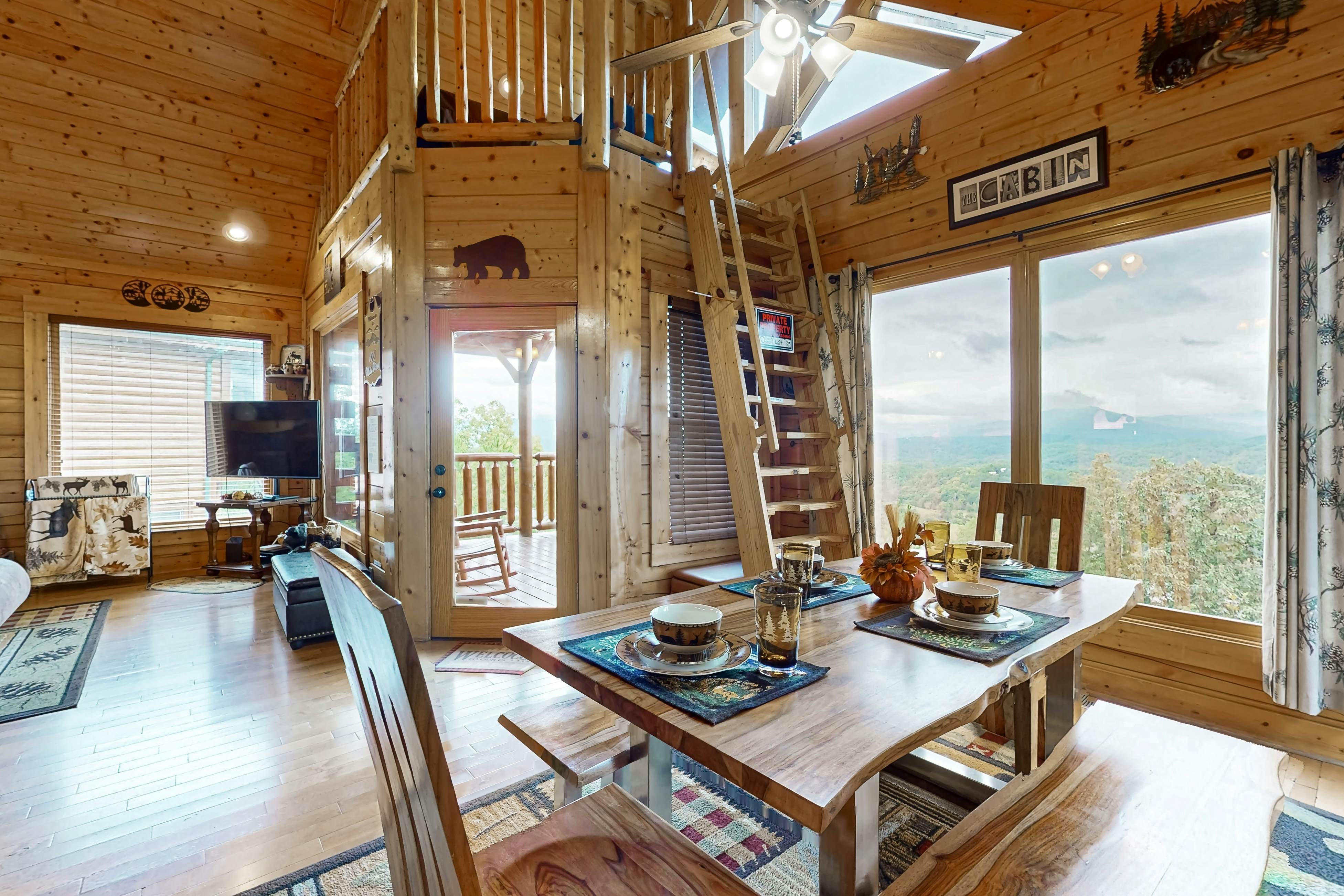 Amazing mountain views Cabin w/ hot tub, & 2 decks + Free Attraction Tickets