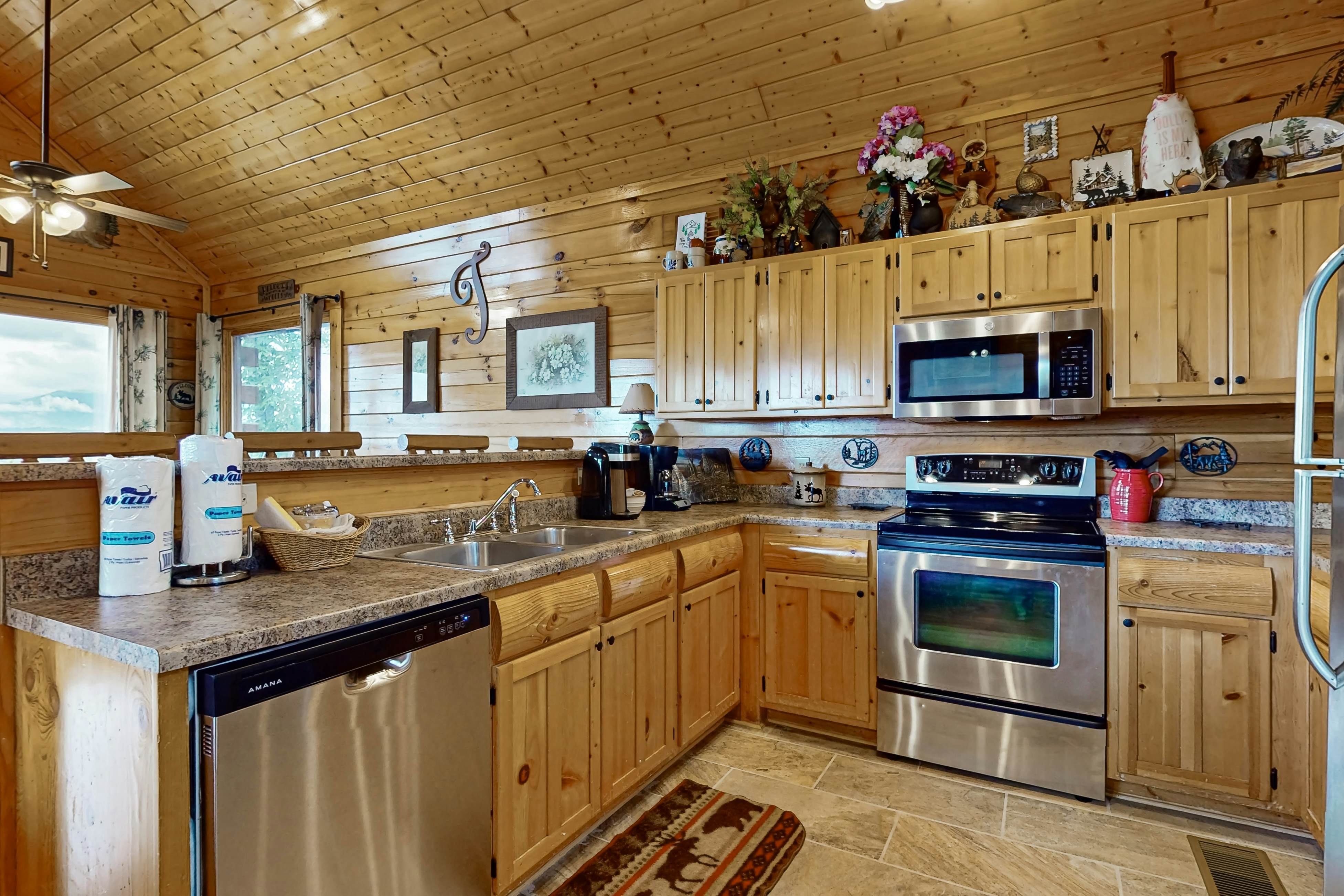 Amazing mountain views Cabin w/ hot tub, & 2 decks + Free Attraction Tickets