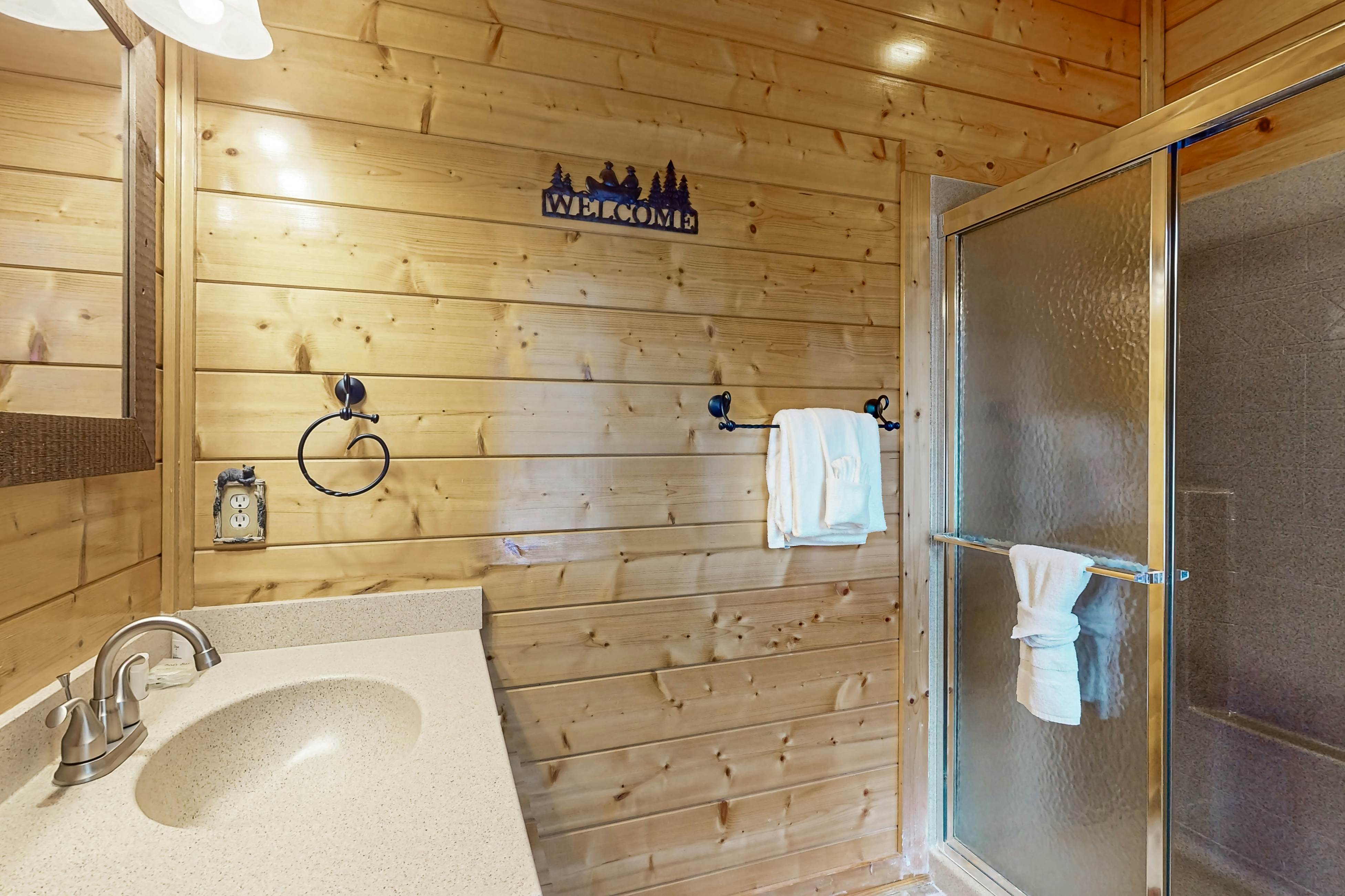 Amazing mountain views Cabin w/ hot tub, & 2 decks + Free Attraction Tickets