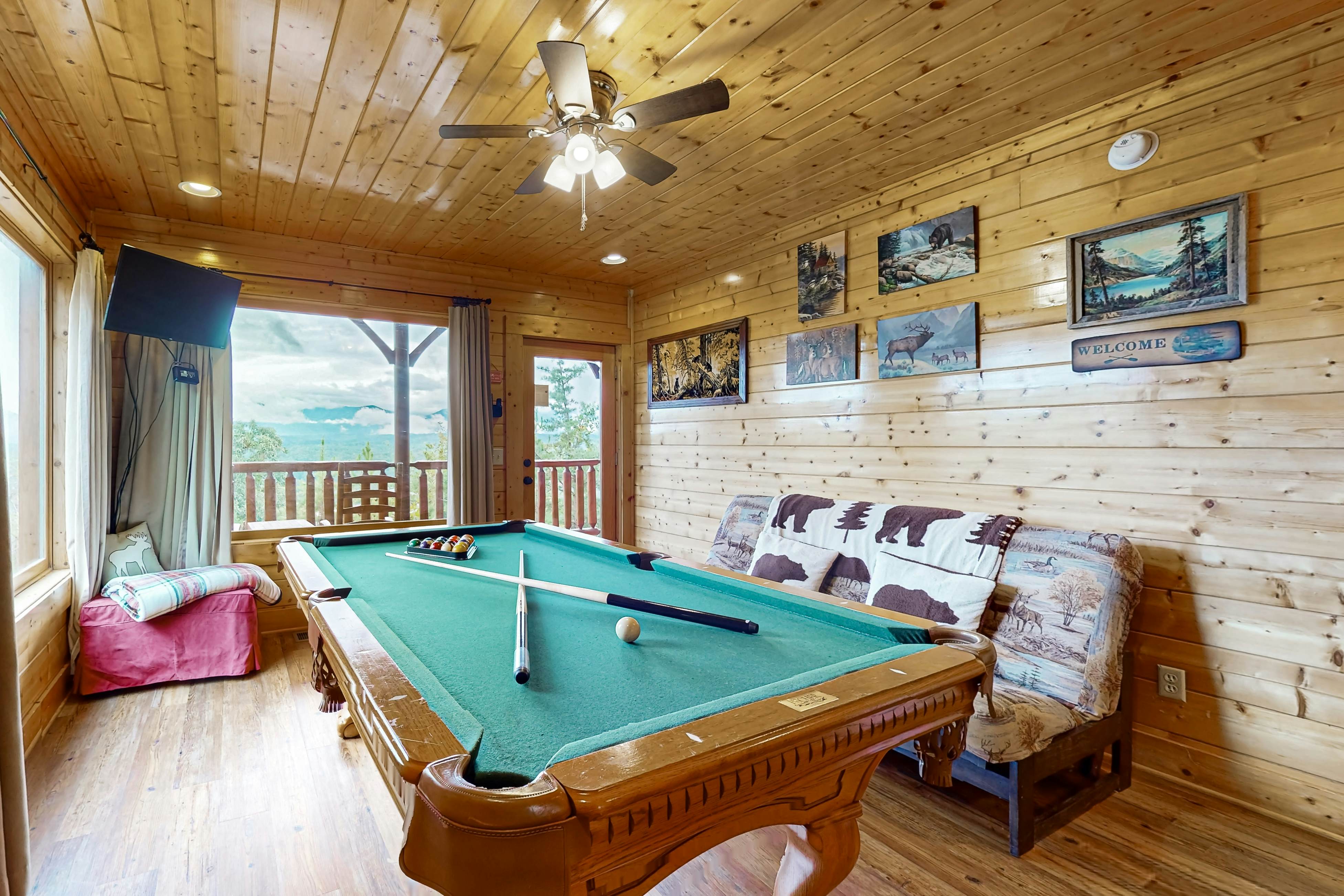 Amazing mountain views Cabin w/ hot tub, & 2 decks + Free Attraction Tickets
