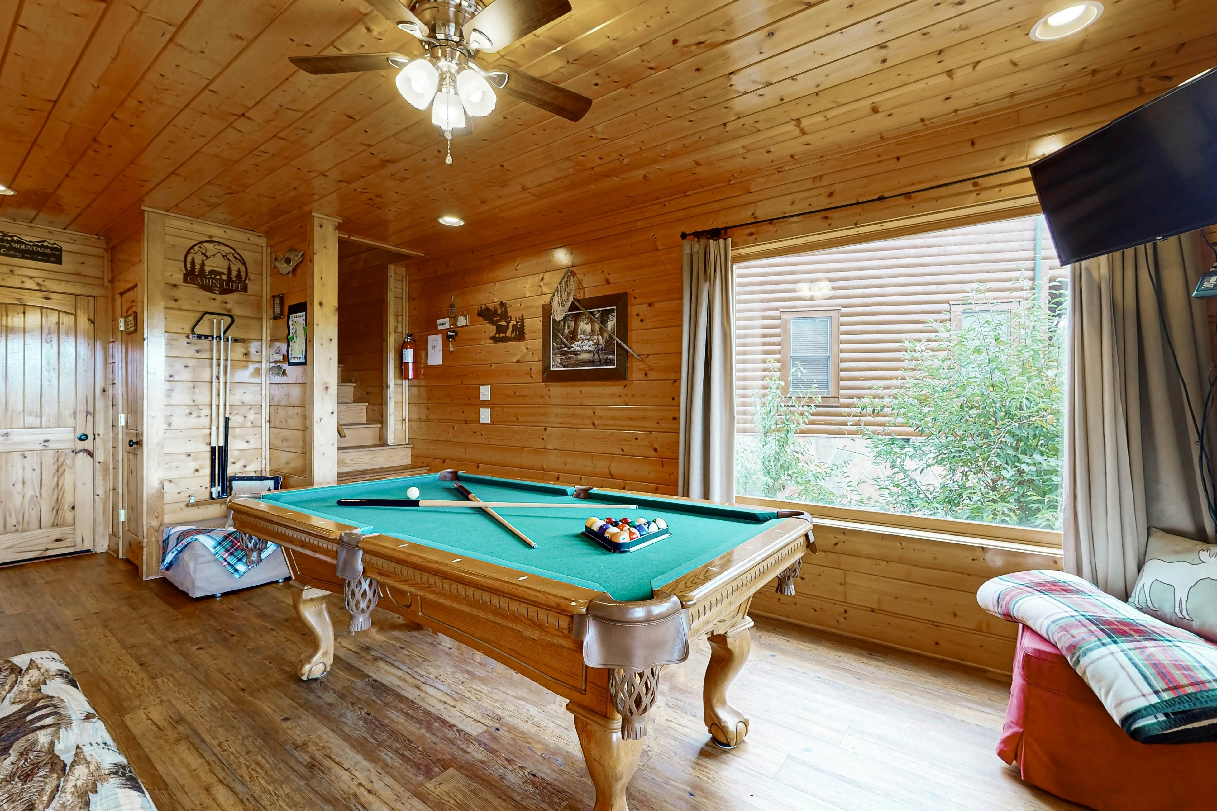 Amazing mountain views Cabin w/ hot tub, & 2 decks + Free Attraction Tickets